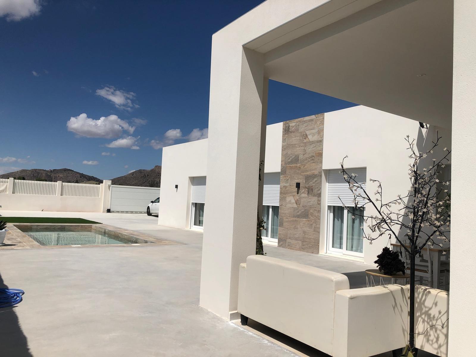 Villa de obra nueva en Aspe con piscina privada y parcela de 587 m² — 3 dorm.