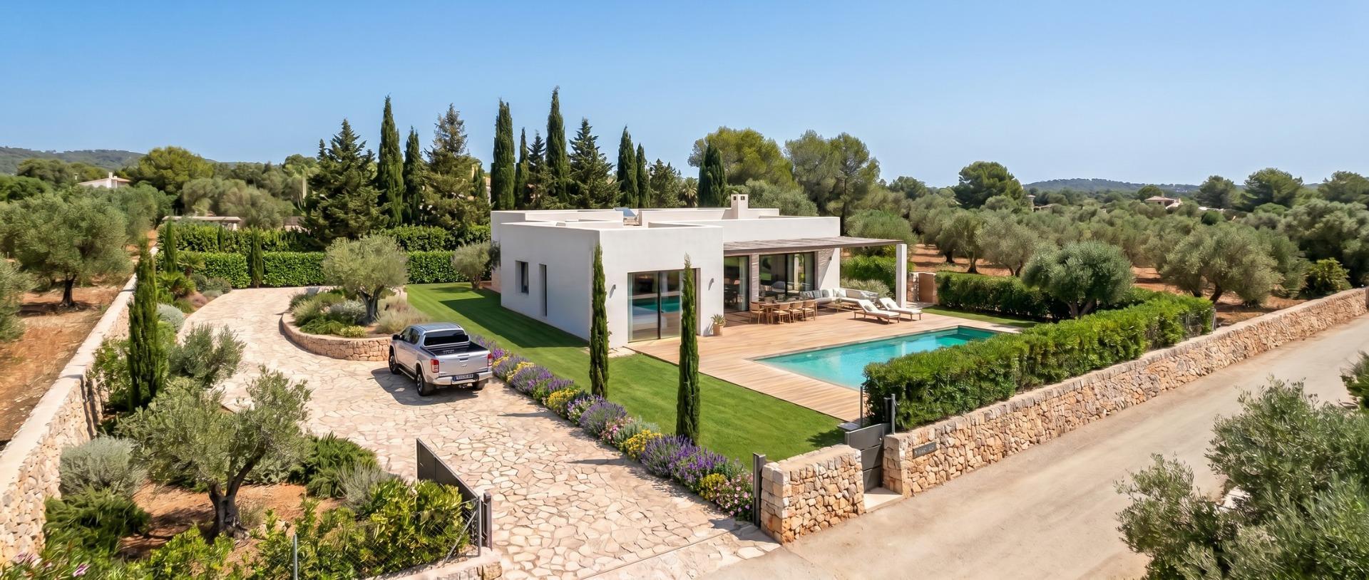 Villa de obra nueva en Pinoso con piscina privada y parcela de 10.116 m²