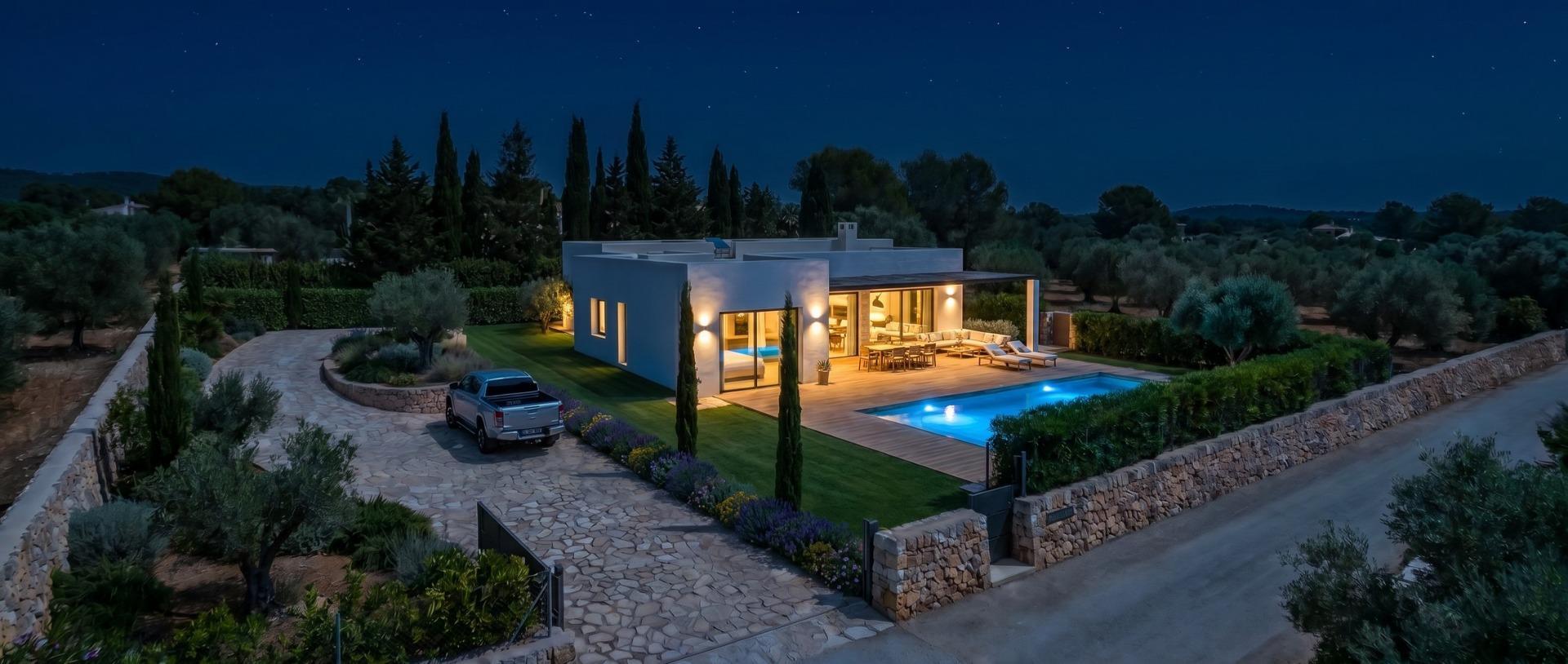 Villa de obra nueva en Pinoso con piscina privada y parcela de 10.116 m²
