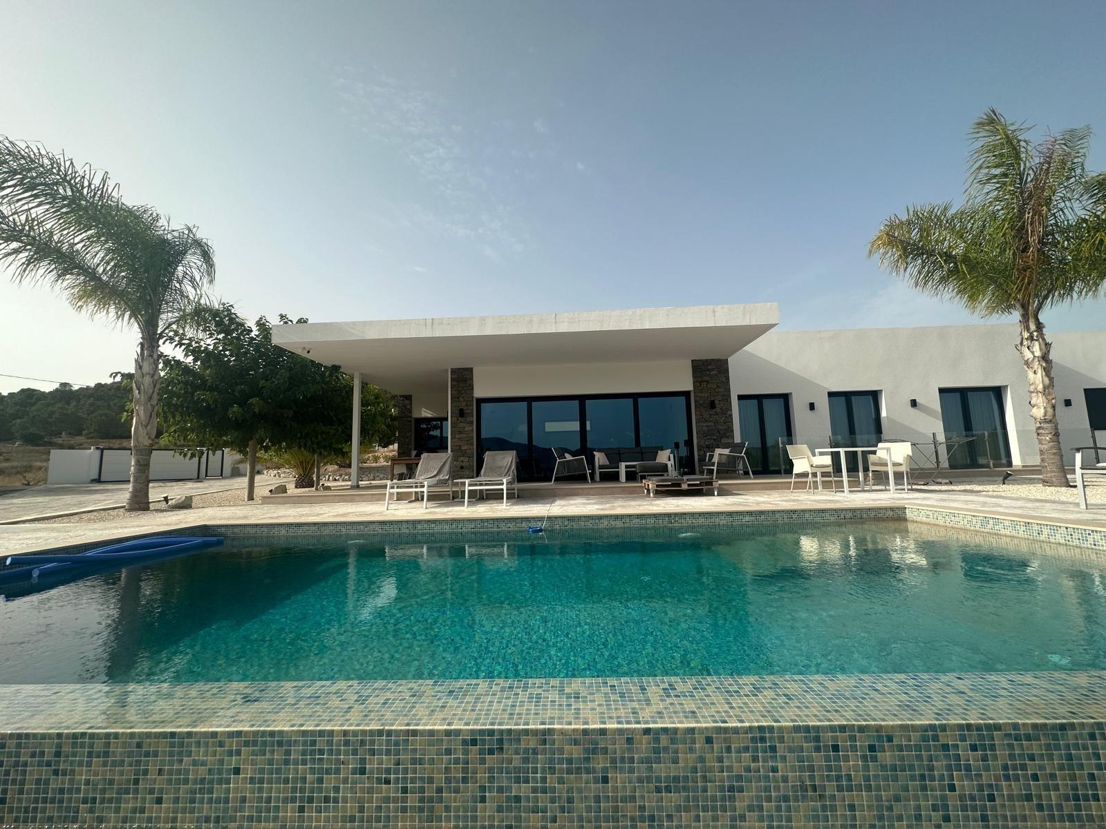 Villa de diseño con parcela de 10.116 m² y piscina en Pinoso — Obra nueva