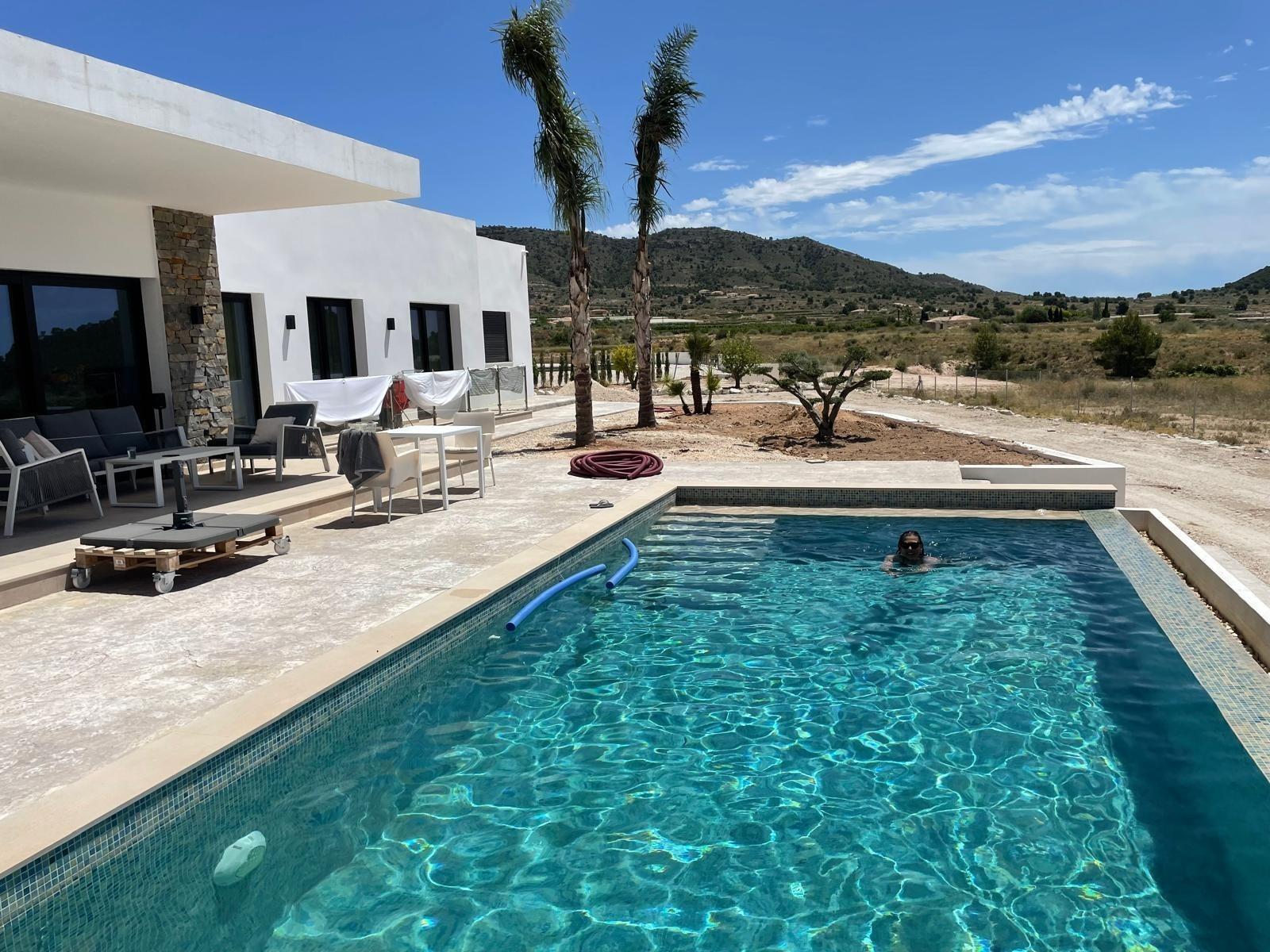Villa de diseño con parcela de 10.116 m² y piscina en Pinoso — Obra nueva
