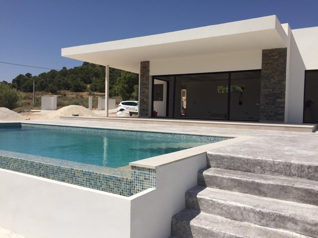 Villa de diseño con parcela de 10.116 m² y piscina en Pinoso — Obra nueva