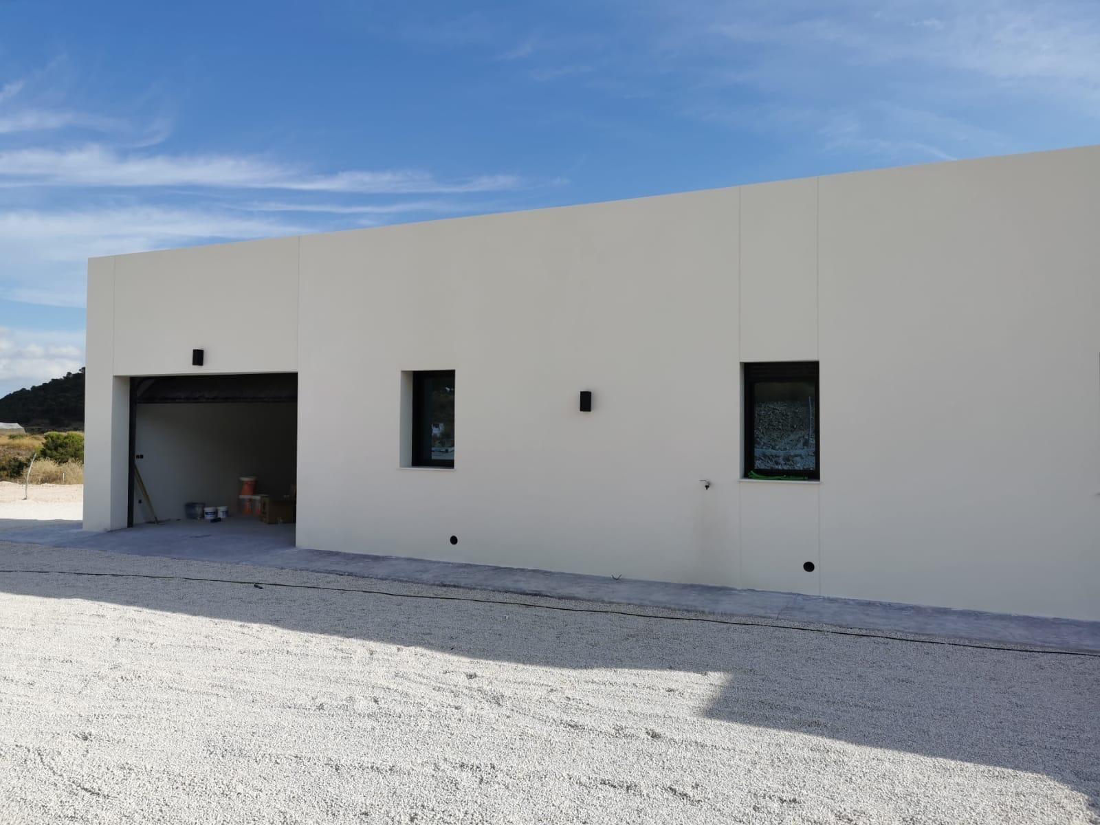 Villa de diseño con parcela de 10.116 m² y piscina en Pinoso — Obra nueva