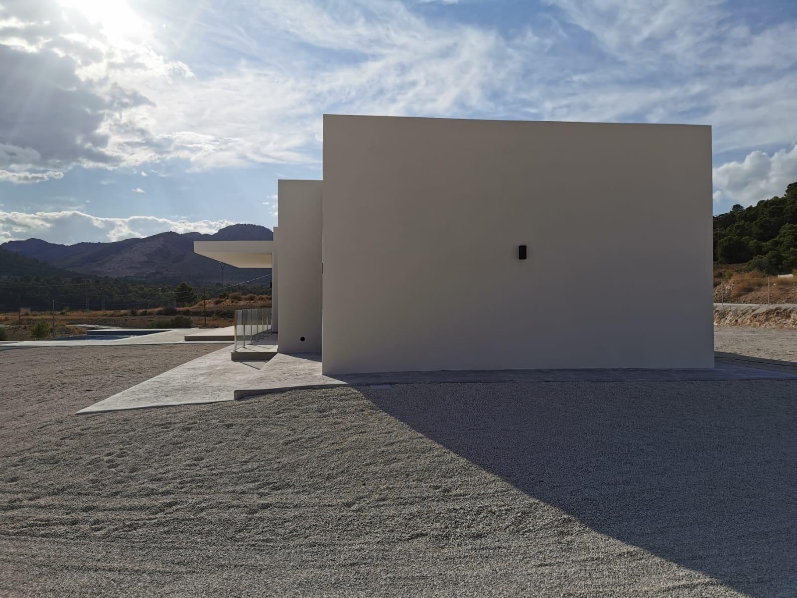 Villa de diseño con parcela de 10.116 m² y piscina en Pinoso — Obra nueva