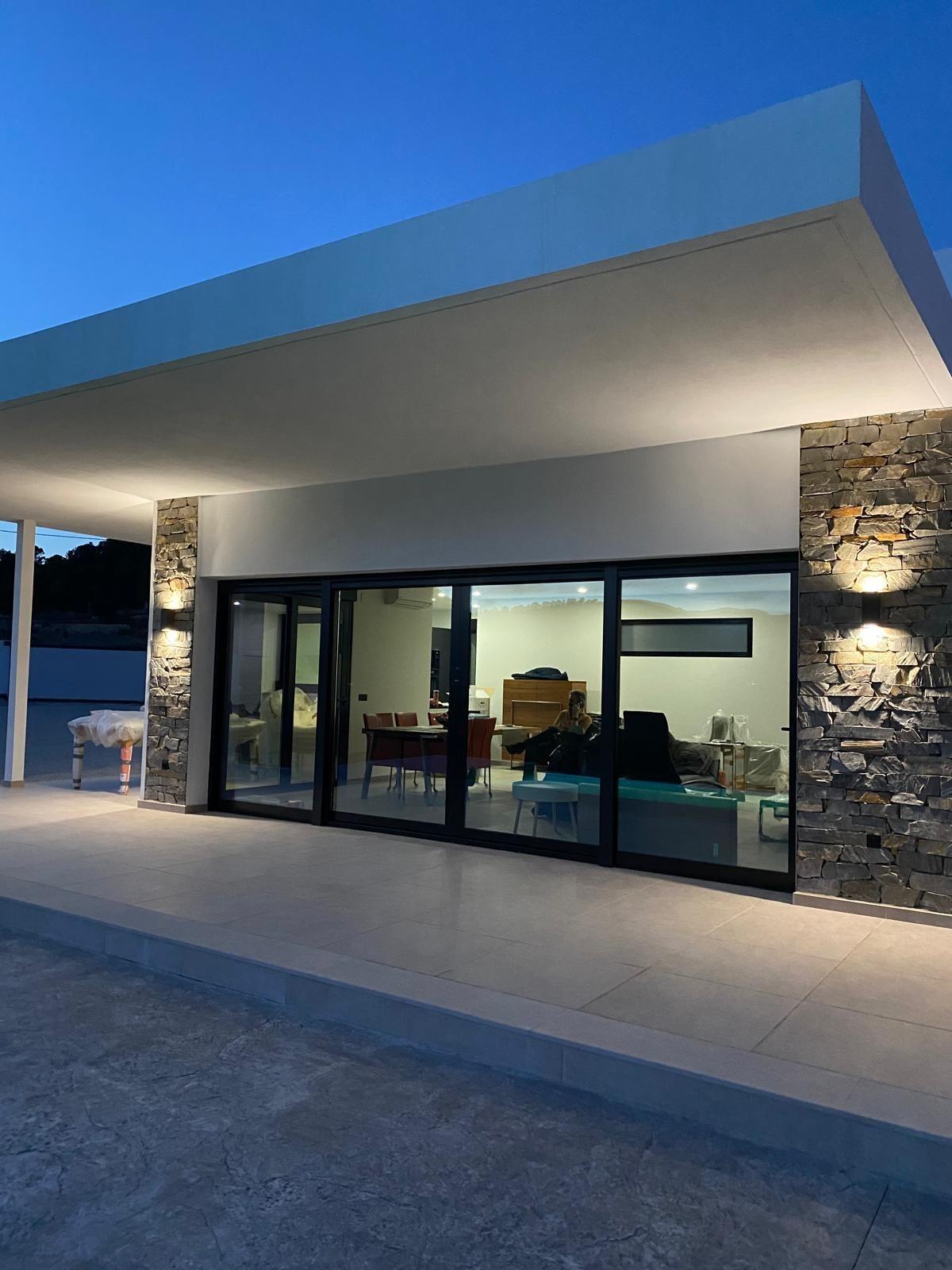 Villa de diseño con parcela de 10.116 m² y piscina en Pinoso — Obra nueva