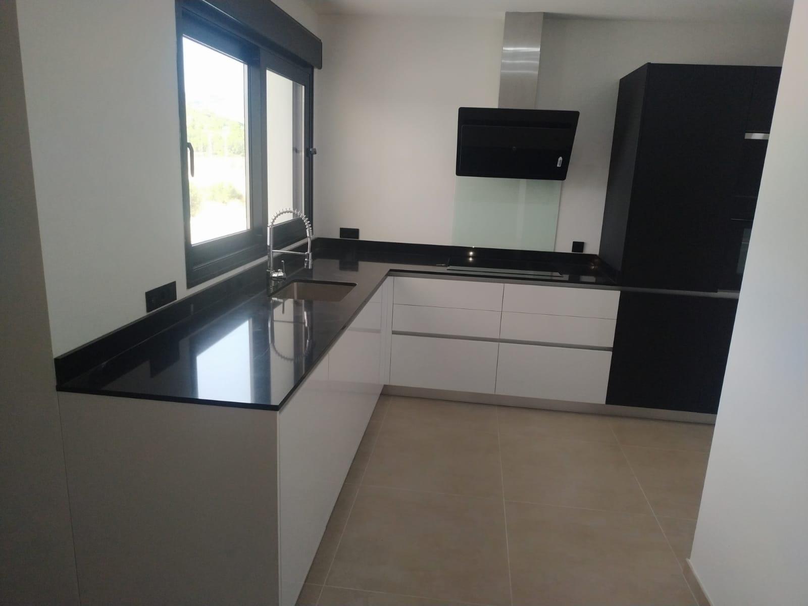 Villa de diseño con parcela de 10.116 m² y piscina en Pinoso — Obra nueva