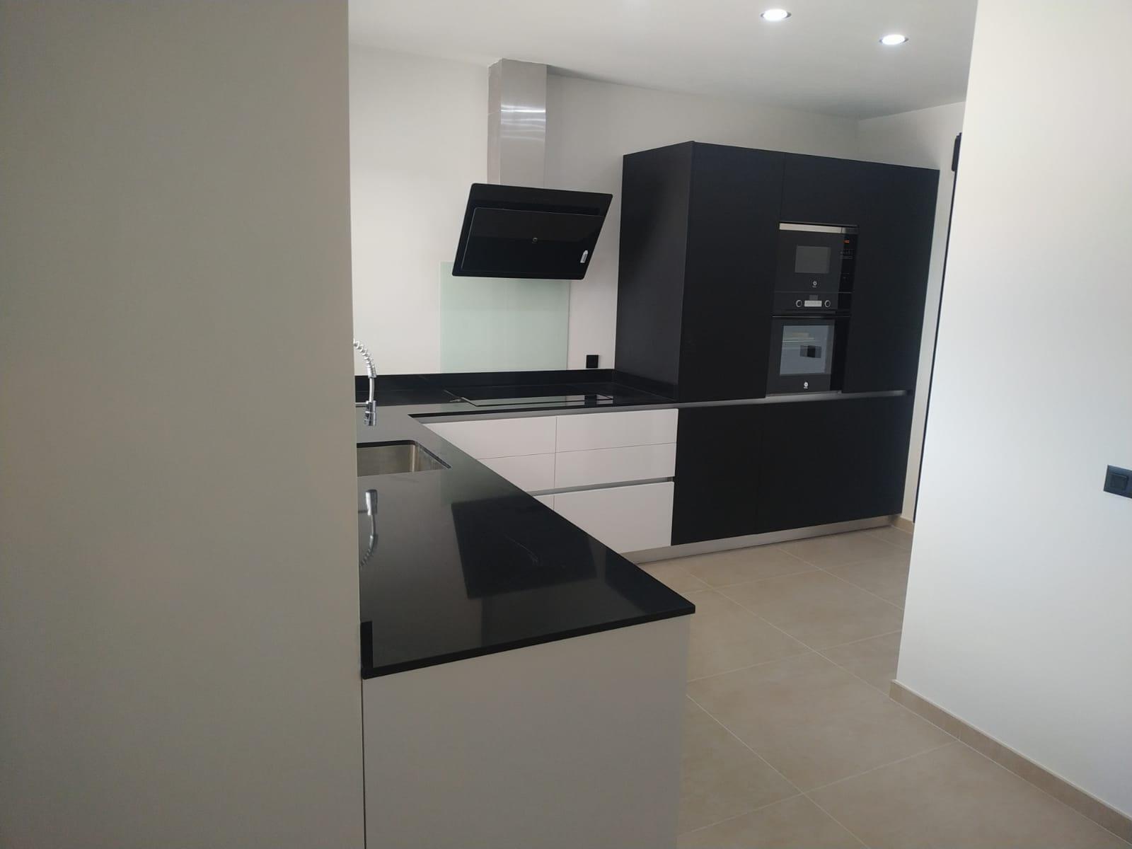 Villa de diseño con parcela de 10.116 m² y piscina en Pinoso — Obra nueva