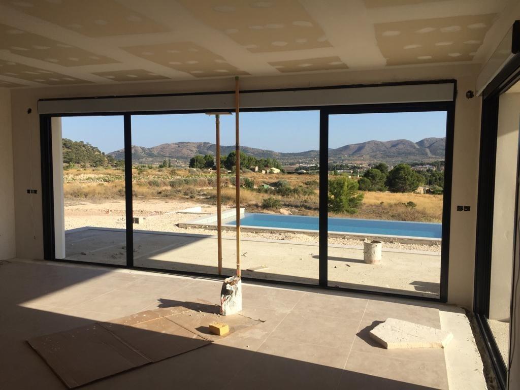 Villa de diseño con parcela de 10.116 m² y piscina en Pinoso — Obra nueva