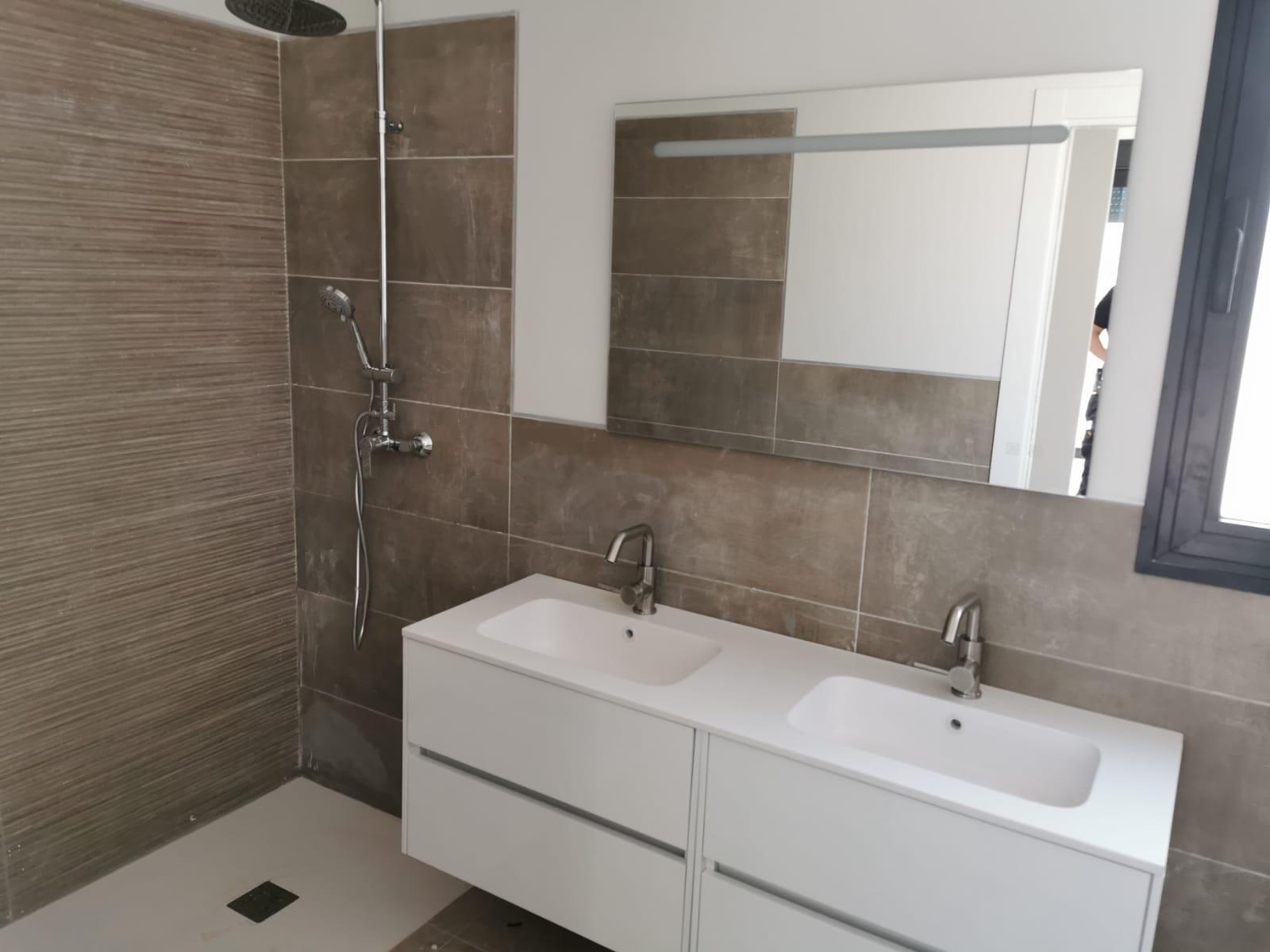 Villa de diseño con parcela de 10.116 m² y piscina en Pinoso — Obra nueva