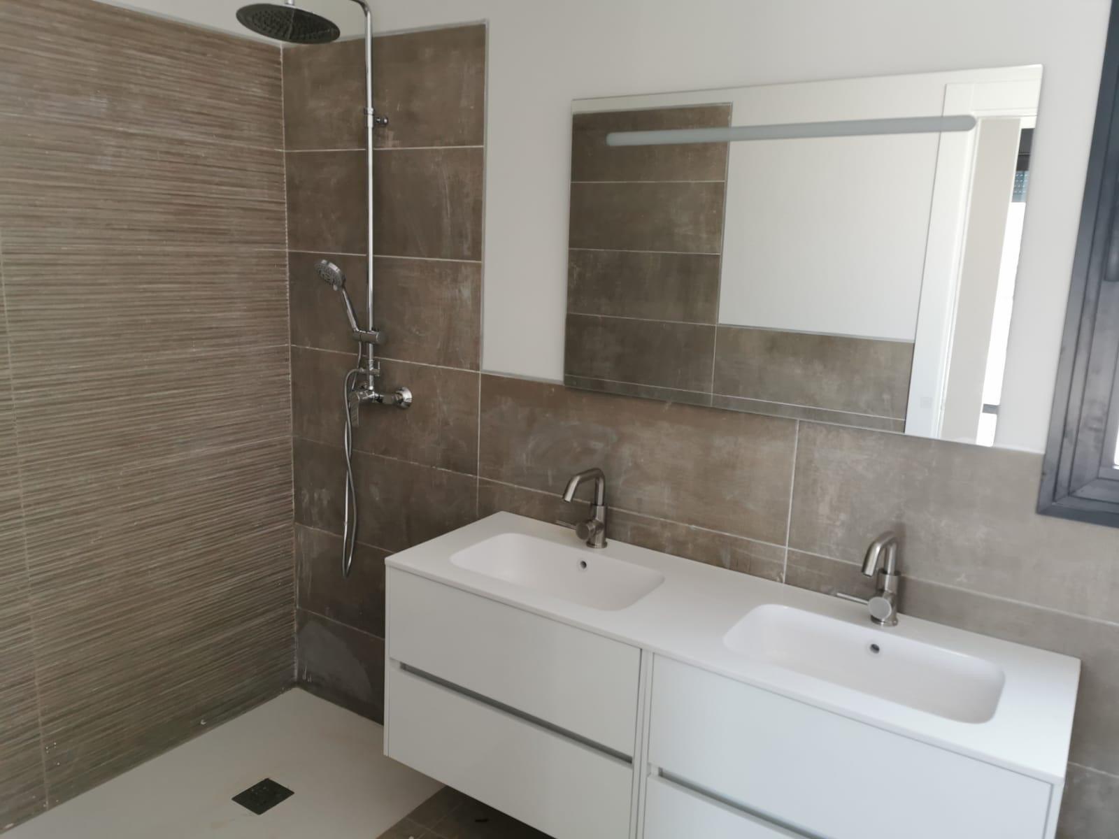 Villa de diseño con parcela de 10.116 m² y piscina en Pinoso — Obra nueva