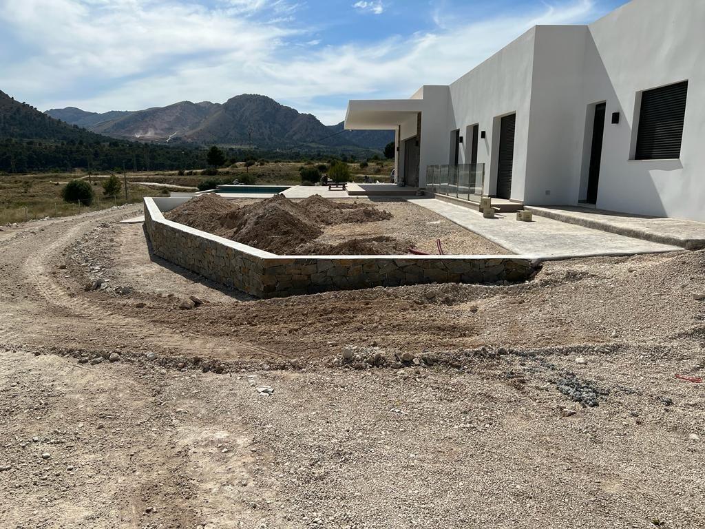 Villa de diseño con parcela de 10.116 m² y piscina en Pinoso — Obra nueva
