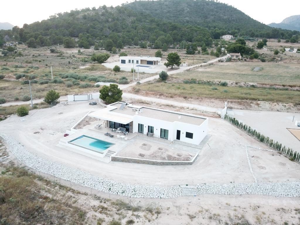 Villa de diseño con parcela de 10.116 m² y piscina en Pinoso — Obra nueva