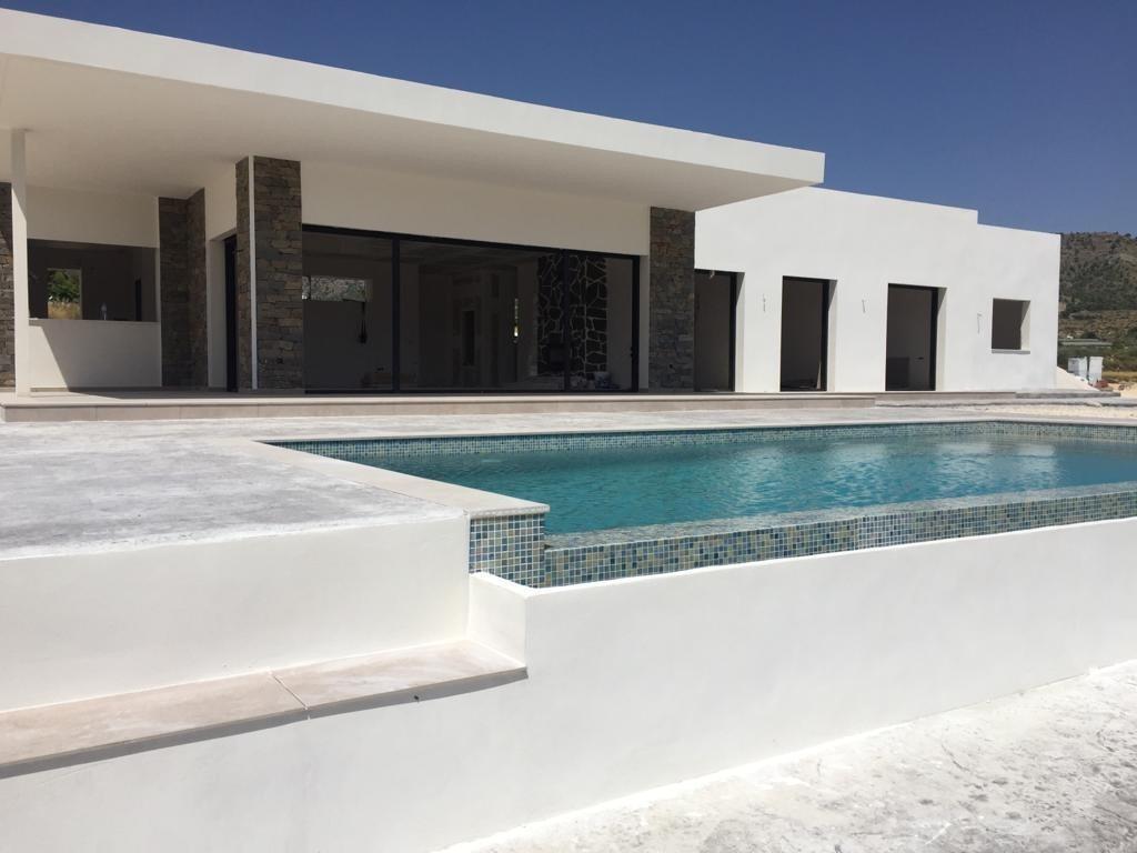 Villa de diseño con parcela de 10.116 m² y piscina en Pinoso — Obra nueva