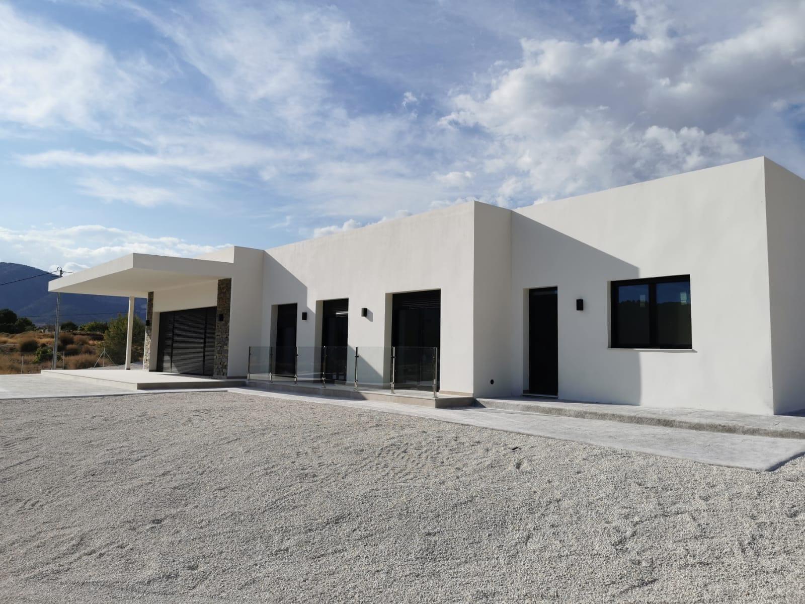 Villa de diseño con parcela de 10.116 m² y piscina en Pinoso — Obra nueva
