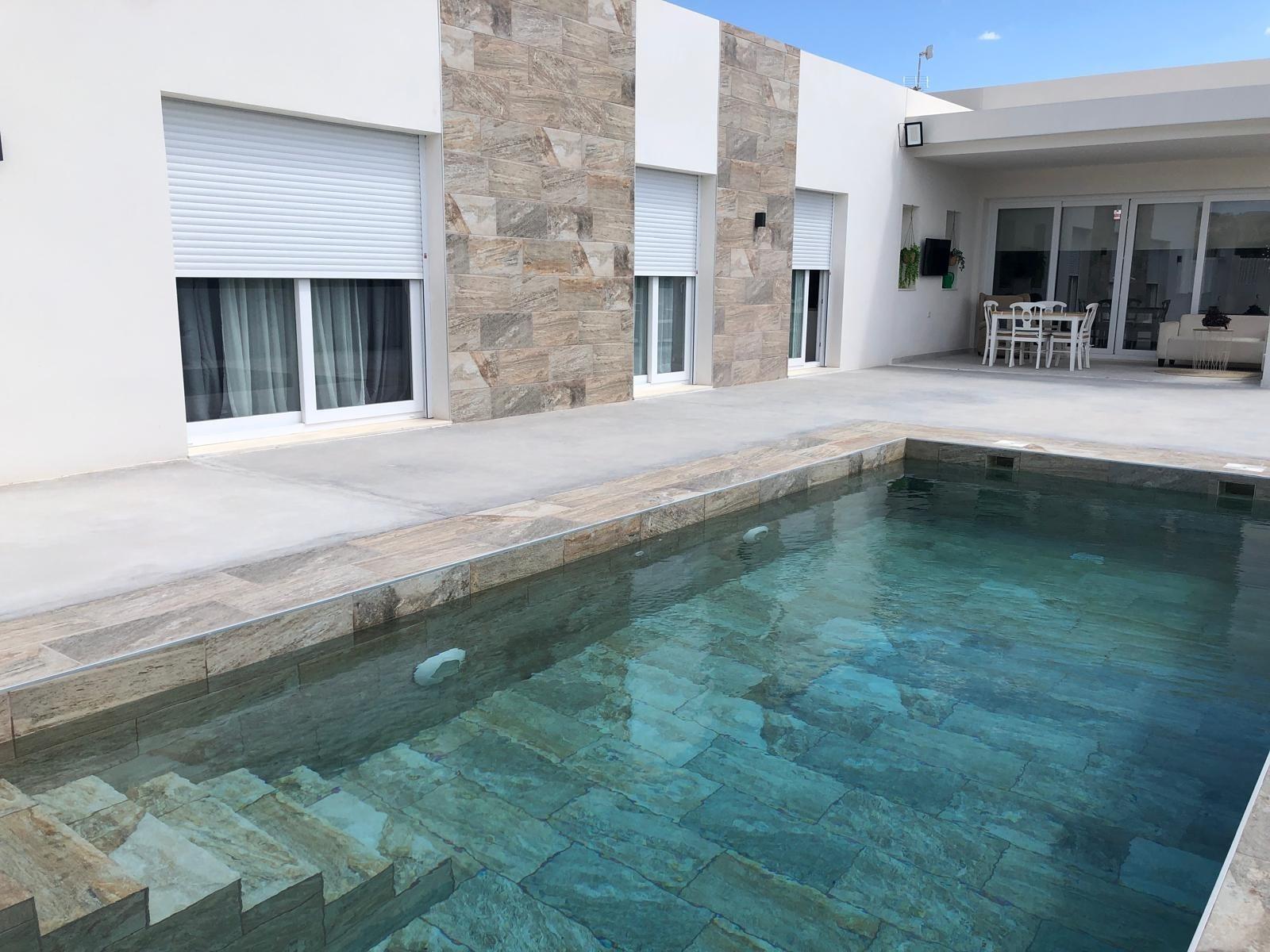 Villa de obra nueva en Pinoso con piscina privada y parcela de 10.116 m²