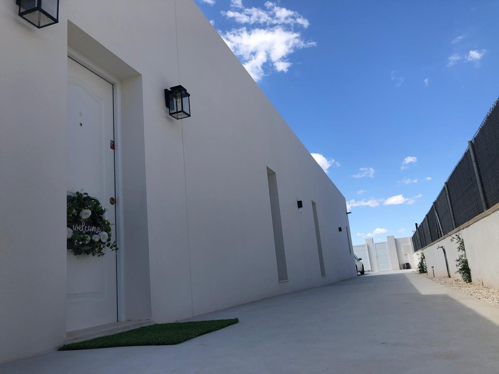 Villa de obra nueva en Pinoso con piscina privada y parcela de 10.116 m²