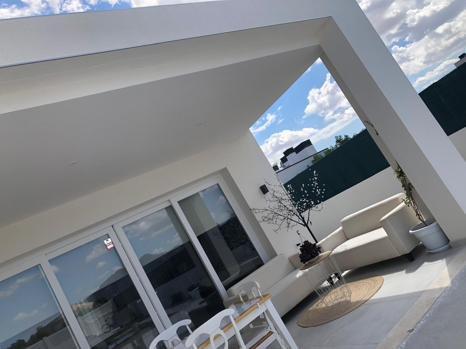 Villa de obra nueva en Pinoso con piscina privada y parcela de 10.116 m²
