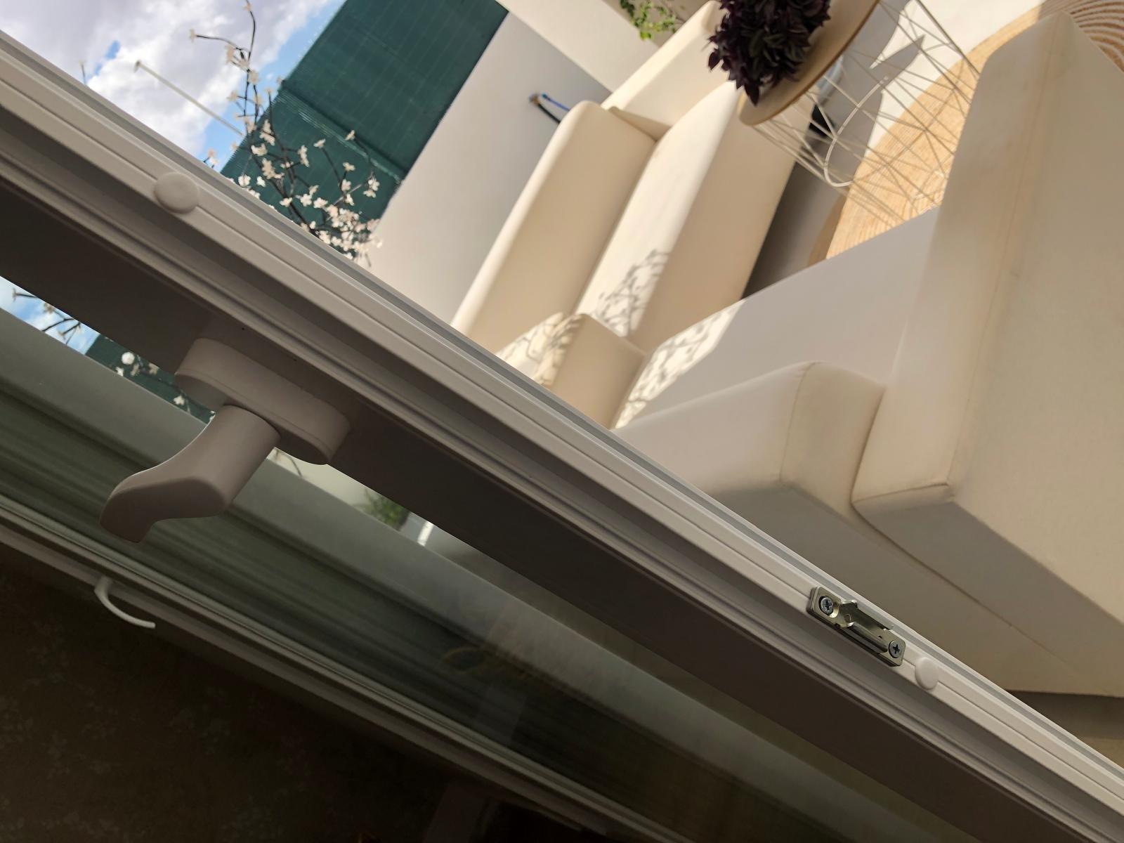 Villa de obra nueva en Pinoso con piscina privada y parcela de 10.116 m²