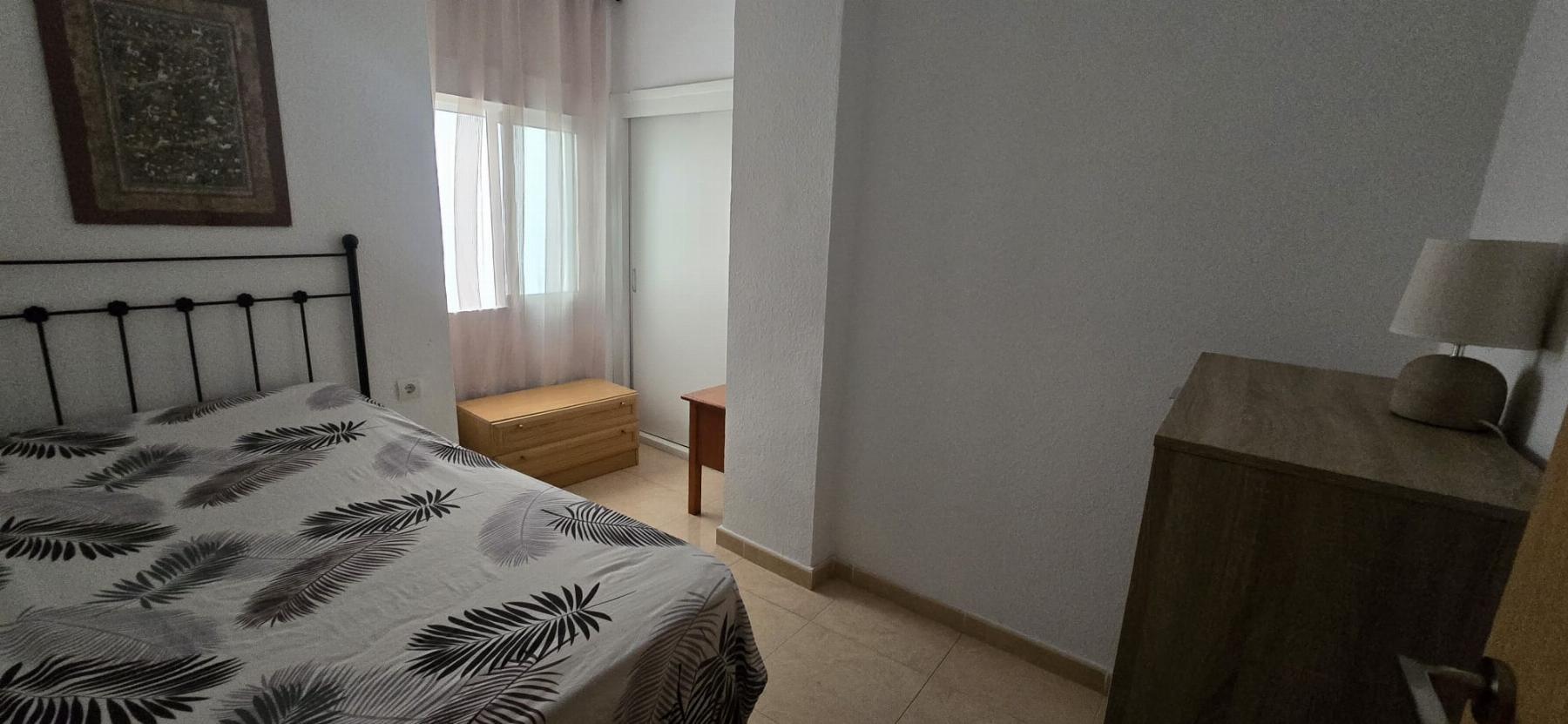 Ático luminoso a 100m del Paseo del Mar en Torrevieja — 2 dorm. y solárium