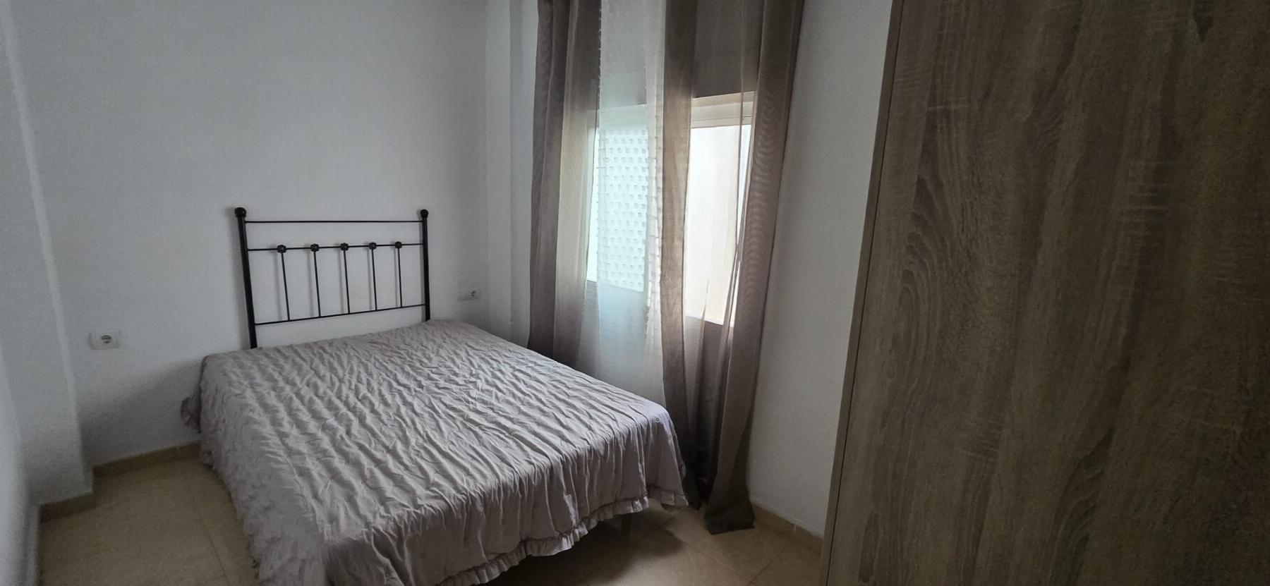 Ático luminoso a 100m del Paseo del Mar en Torrevieja — 2 dorm. y solárium