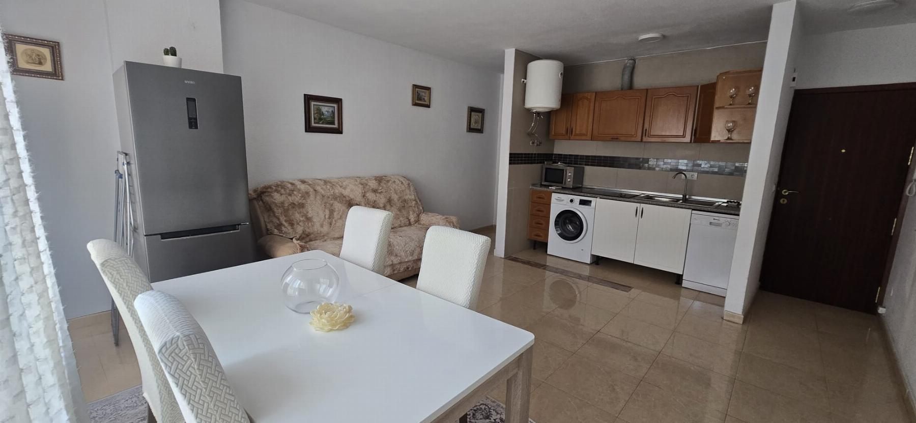 Ático luminoso a 100m del Paseo del Mar en Torrevieja — 2 dorm. y solárium