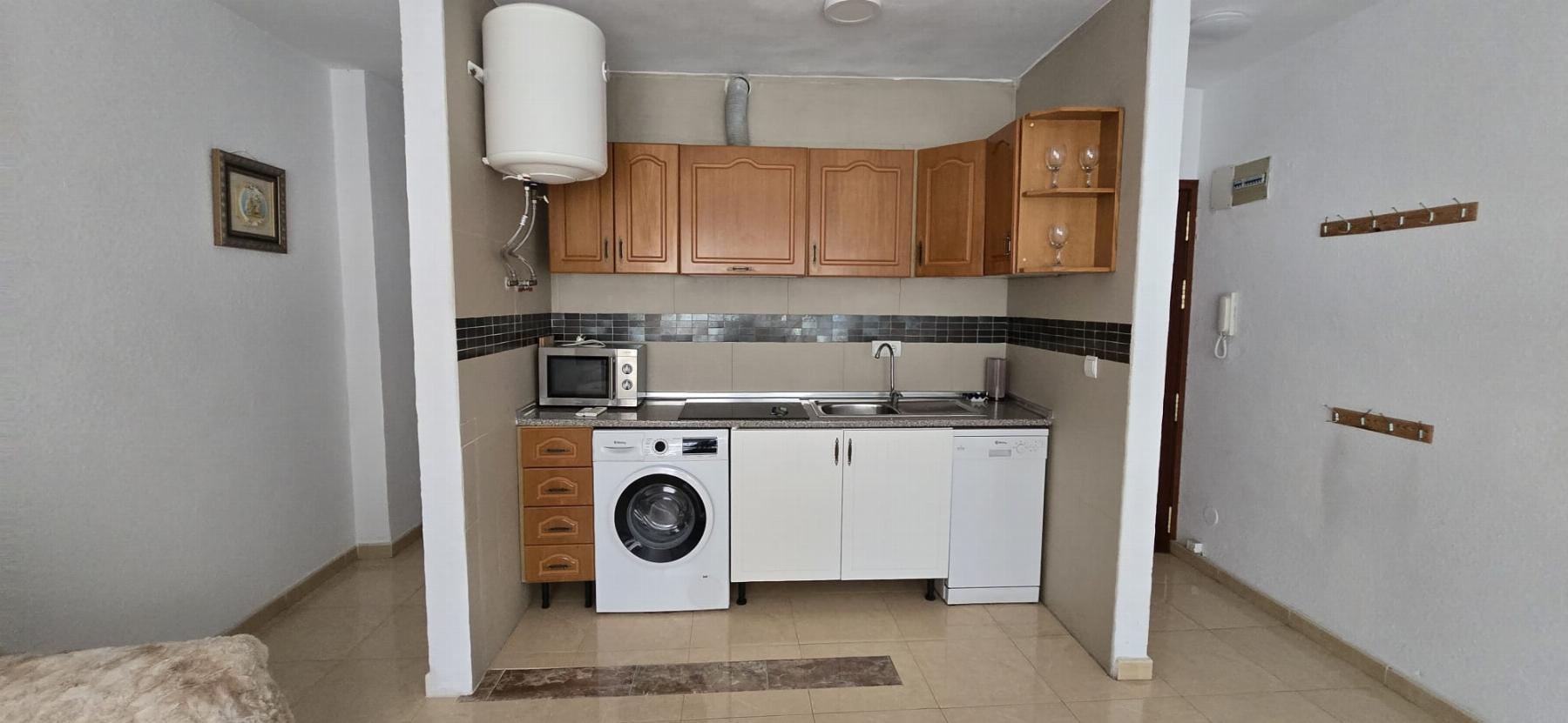 Ático luminoso a 100m del Paseo del Mar en Torrevieja — 2 dorm. y solárium
