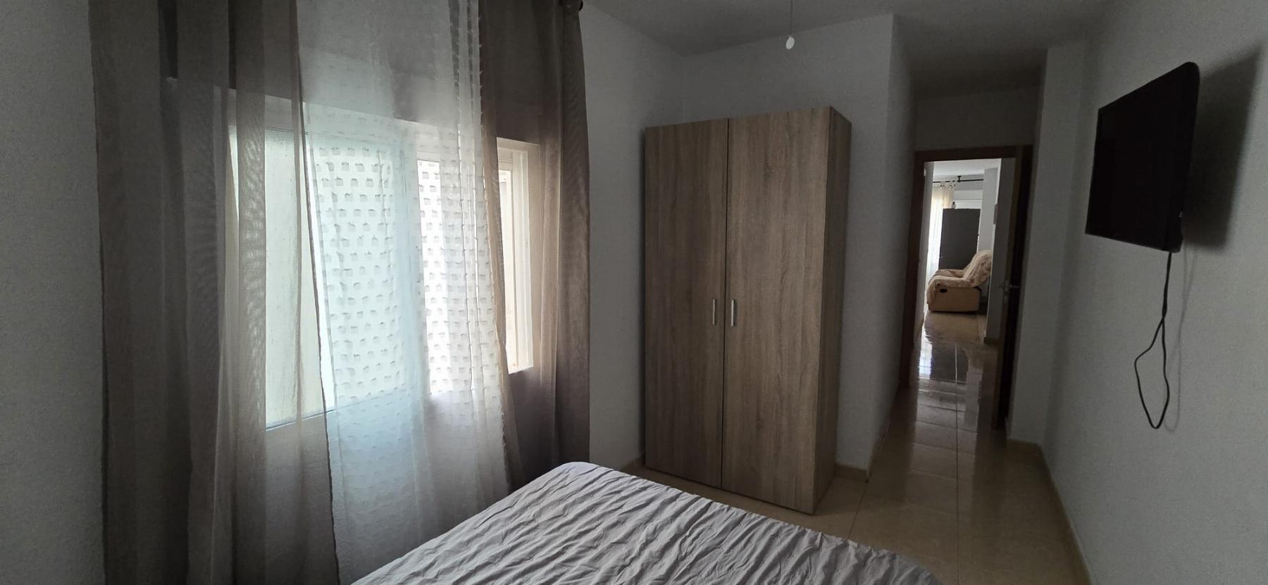 Ático luminoso a 100m del Paseo del Mar en Torrevieja — 2 dorm. y solárium