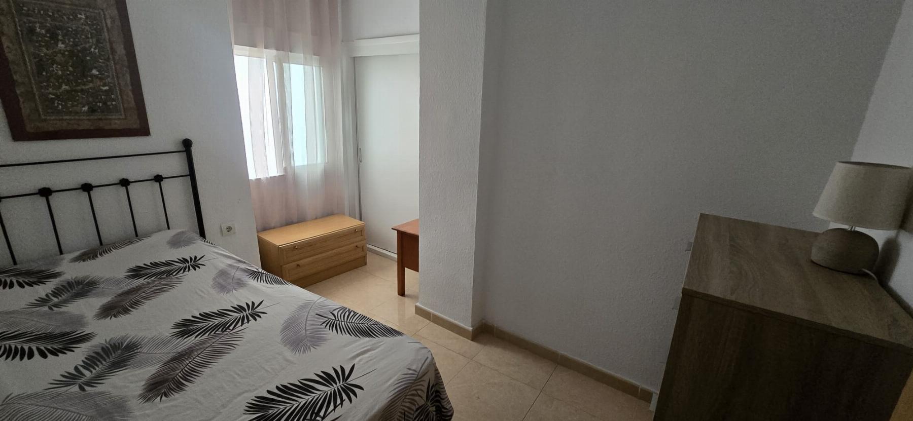 Ático luminoso a 100m del Paseo del Mar en Torrevieja — 2 dorm. y solárium