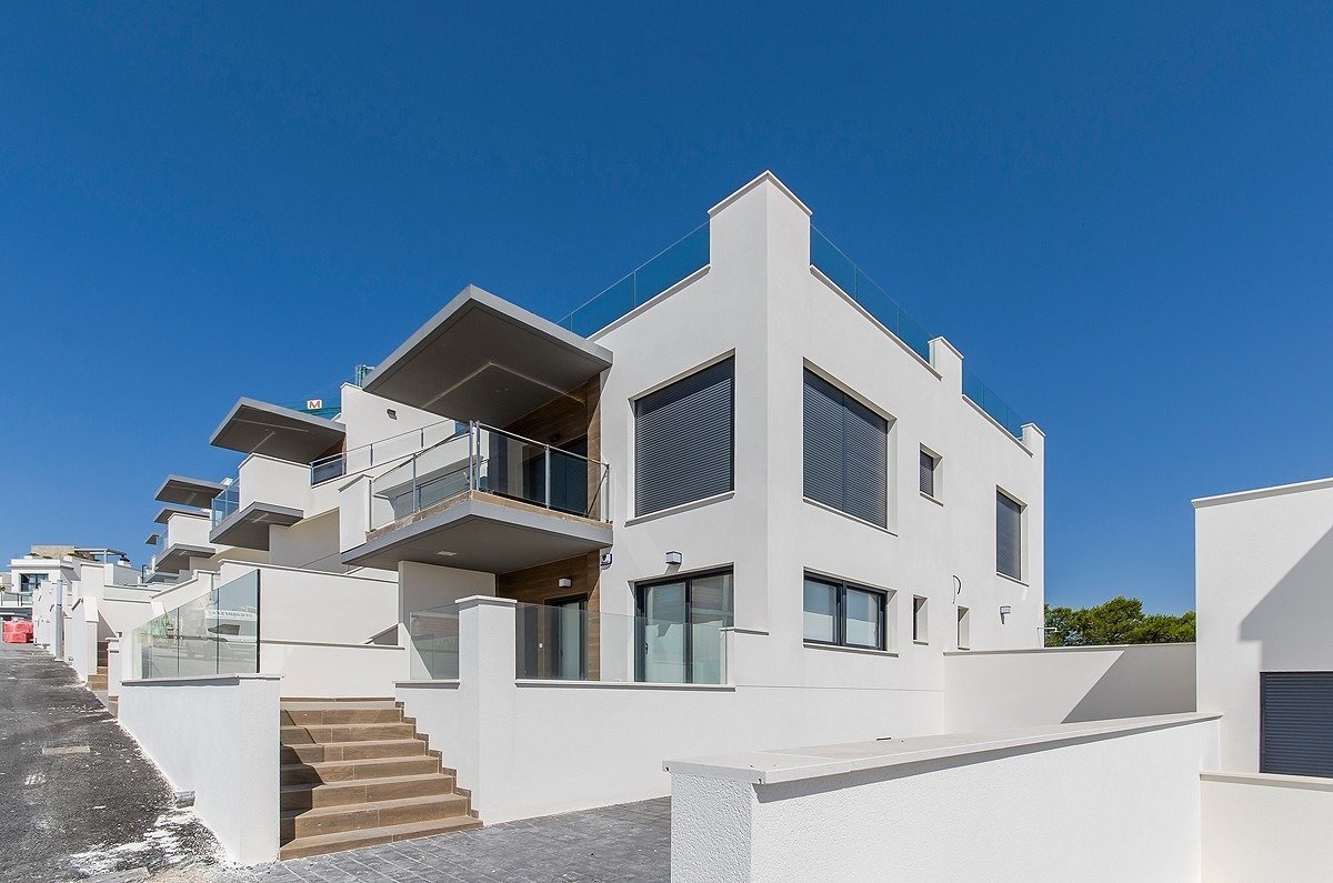 Chalet de obra nueva con piscina privada en San Miguel de Salinas – 3 dorm.
