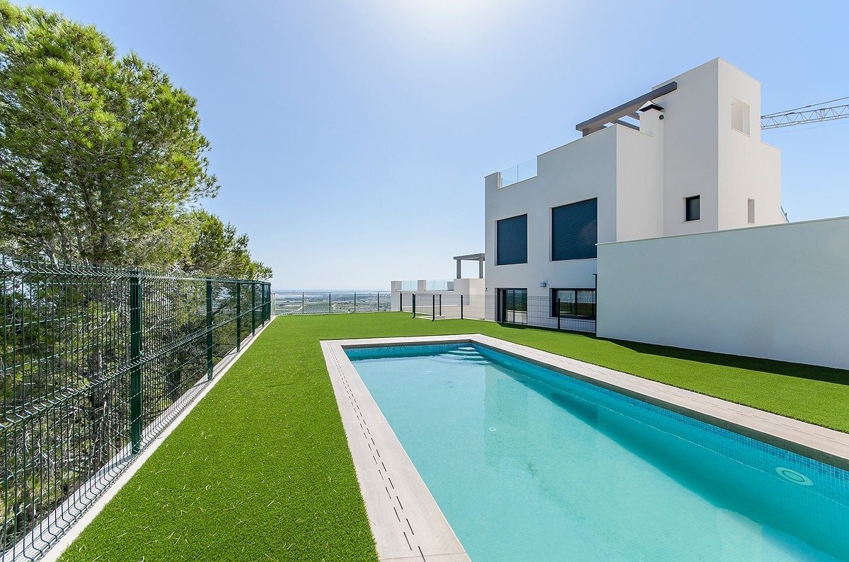 Chalet de obra nueva con piscina privada en San Miguel de Salinas – 3 dorm.