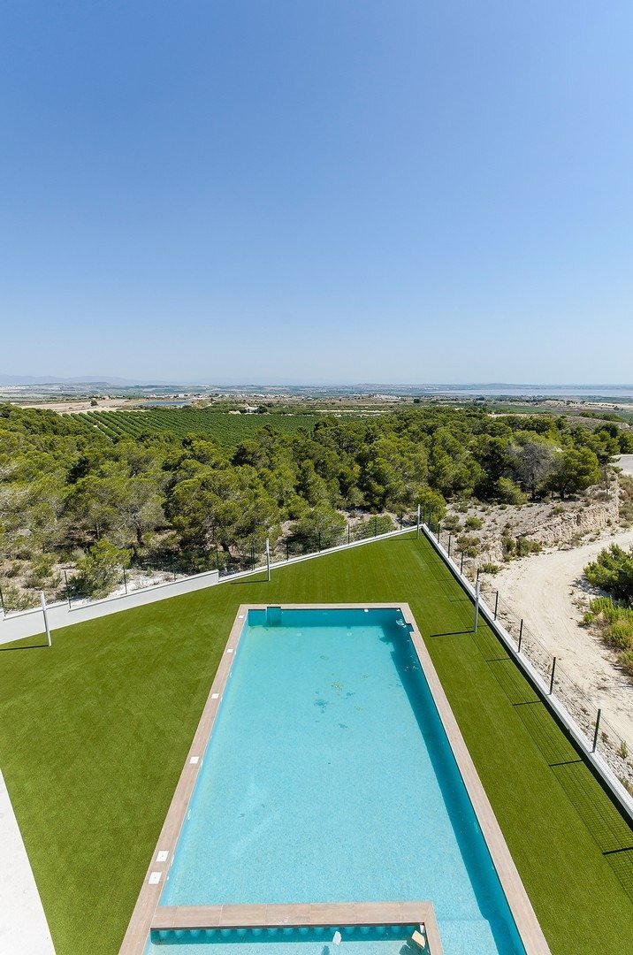 Chalet de obra nueva con piscina privada en San Miguel de Salinas – 3 dorm.