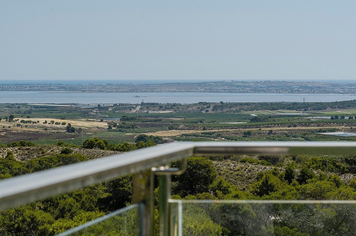 Chalet de obra nueva con piscina privada en San Miguel de Salinas – 3 dorm.