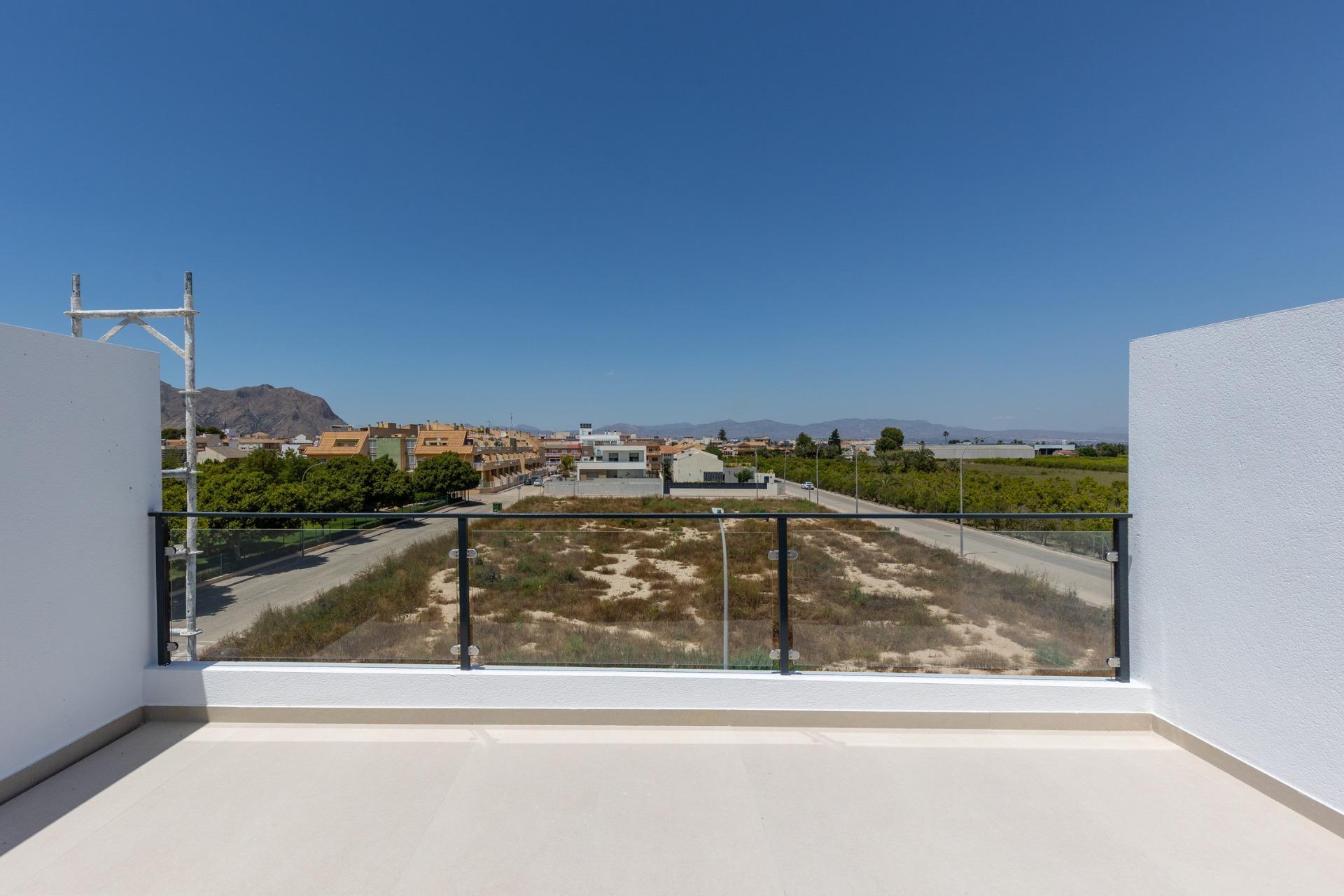 Villa de obra nueva con piscina privada y solárium en Rafal — 3 dorm.