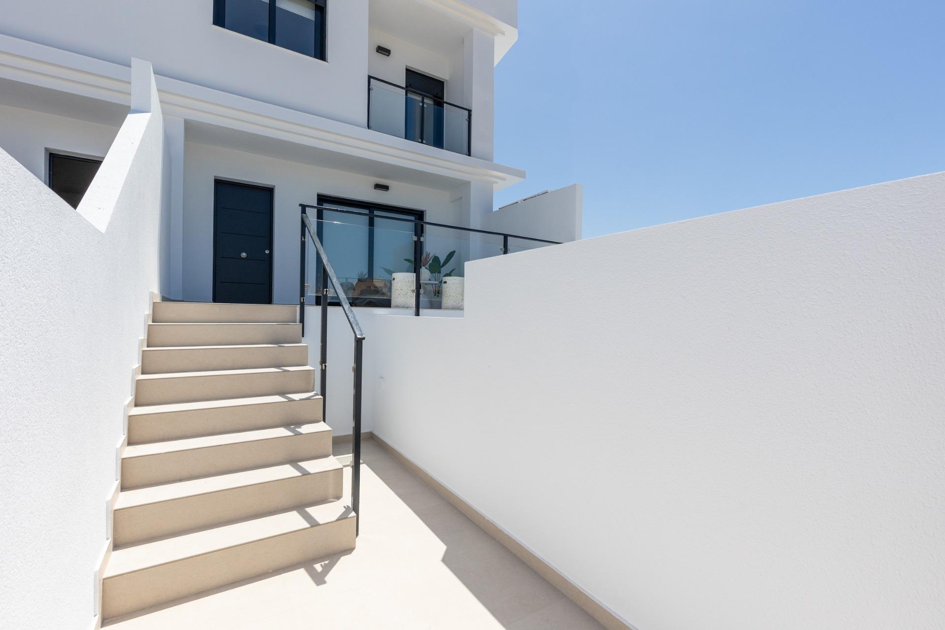 Villa de obra nueva con piscina privada y solárium en Rafal — 3 dorm.