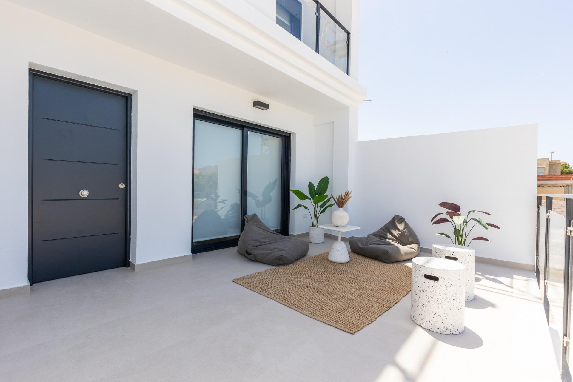 Villa de obra nueva con piscina privada y solárium en Rafal — 3 dorm.