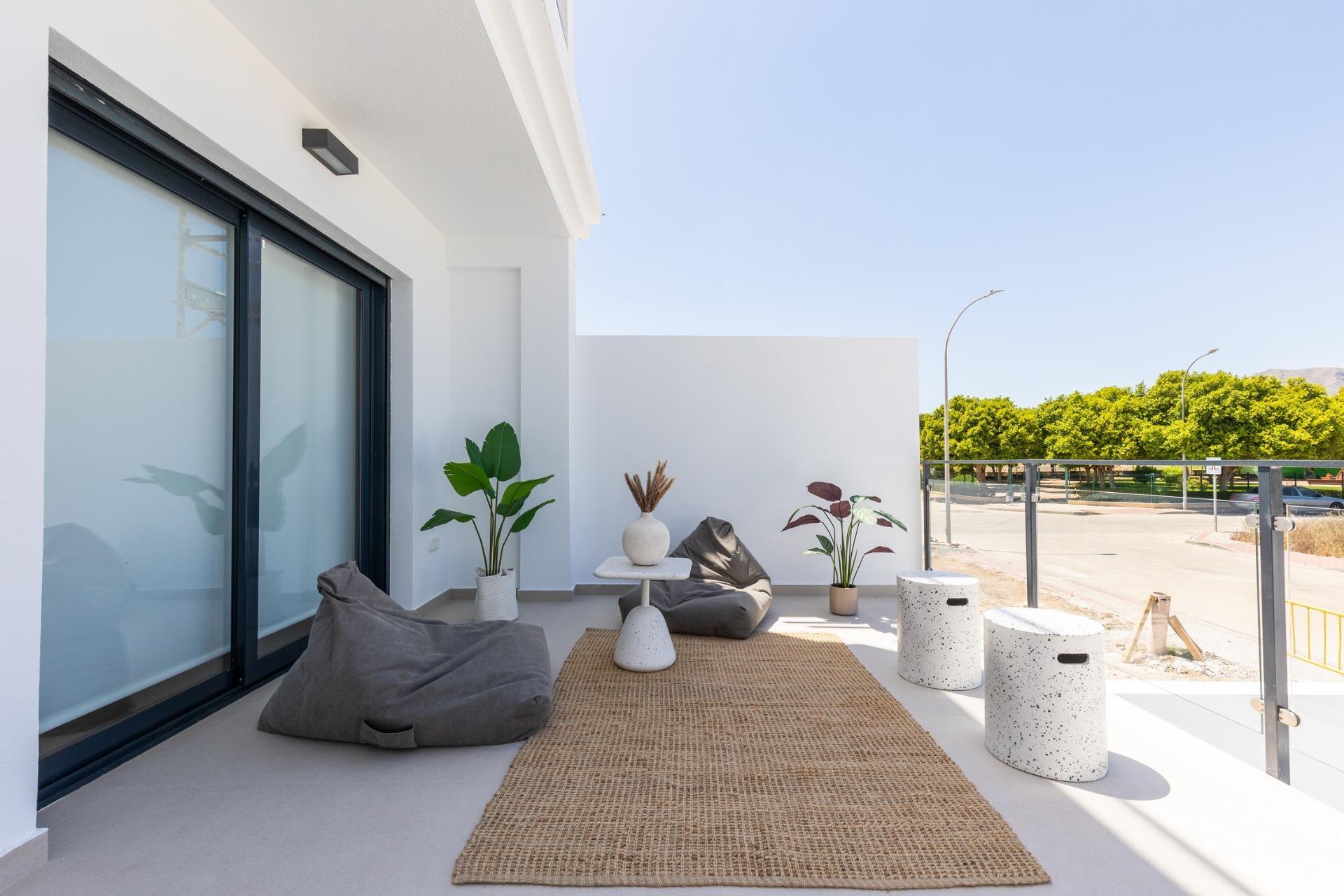 Villa de obra nueva con piscina privada y solárium en Rafal — 3 dorm.