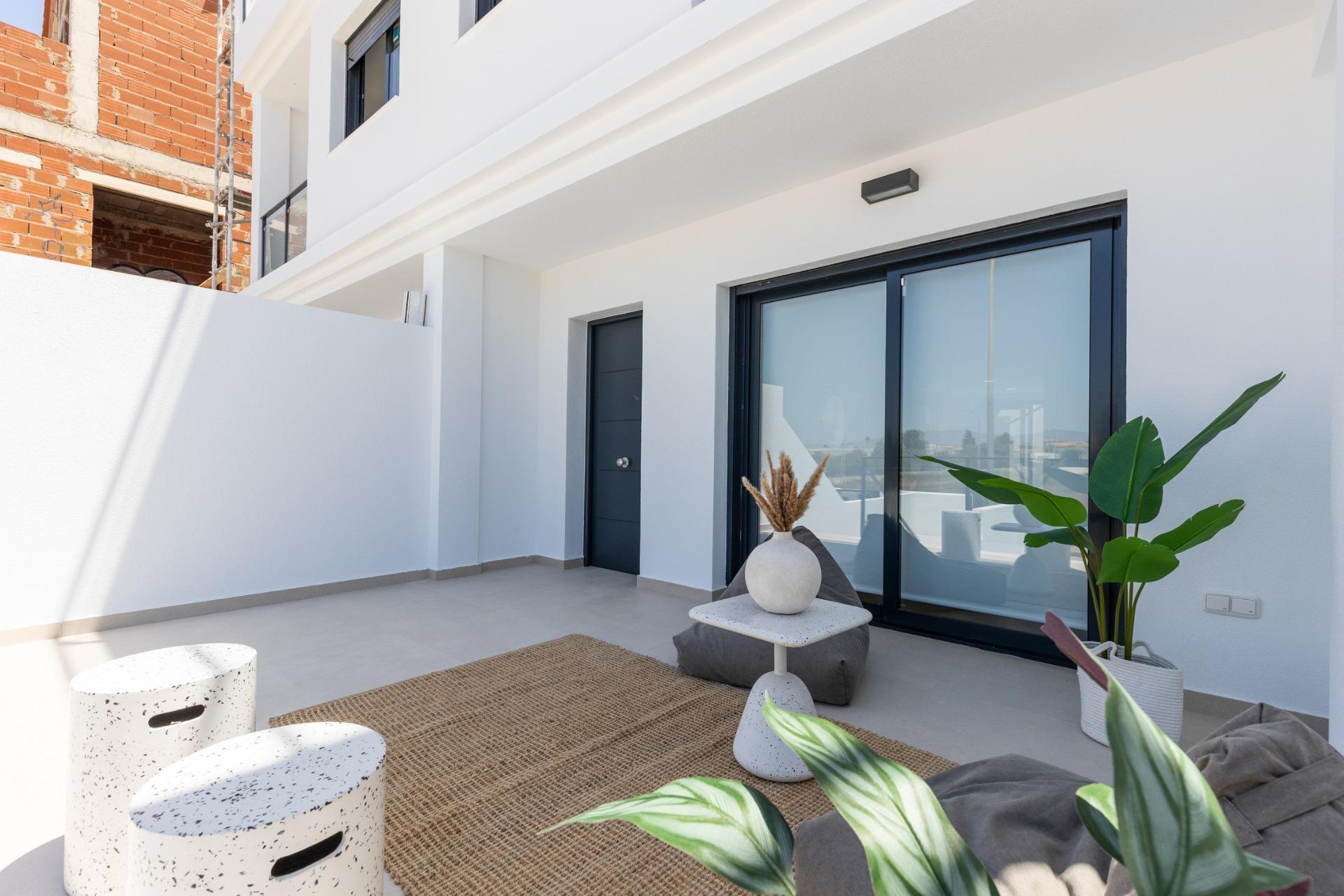 Villa de obra nueva con piscina privada y solárium en Rafal — 3 dorm.