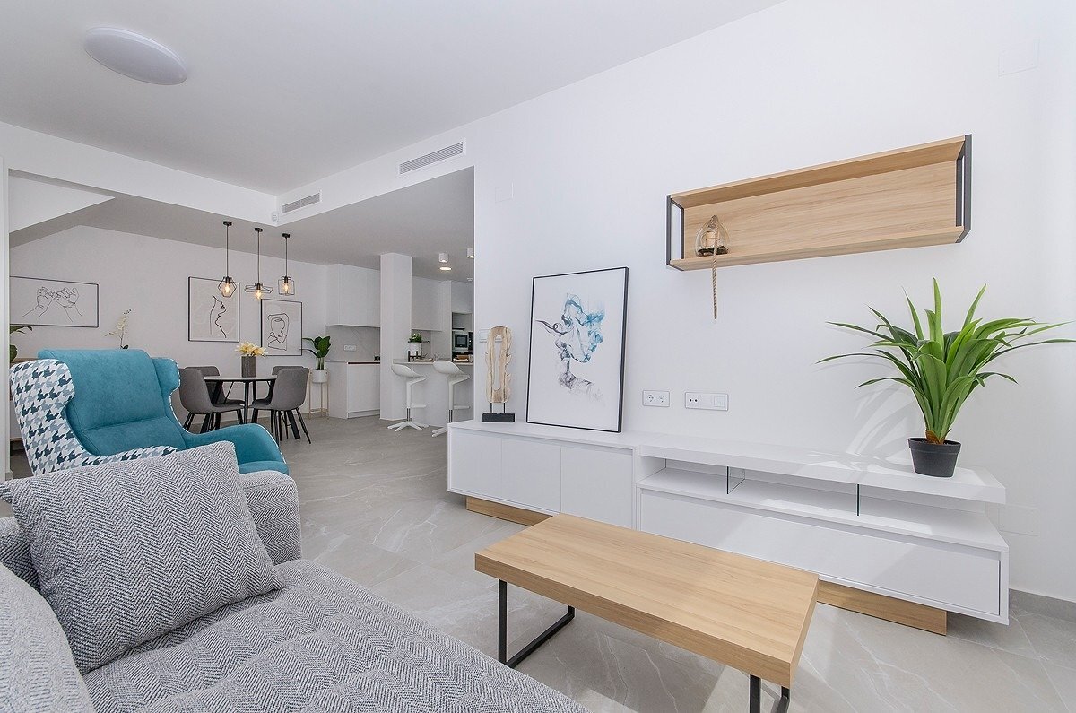 Chalet de obra nueva con piscina privada en San Miguel de Salinas — 3 Dorm.