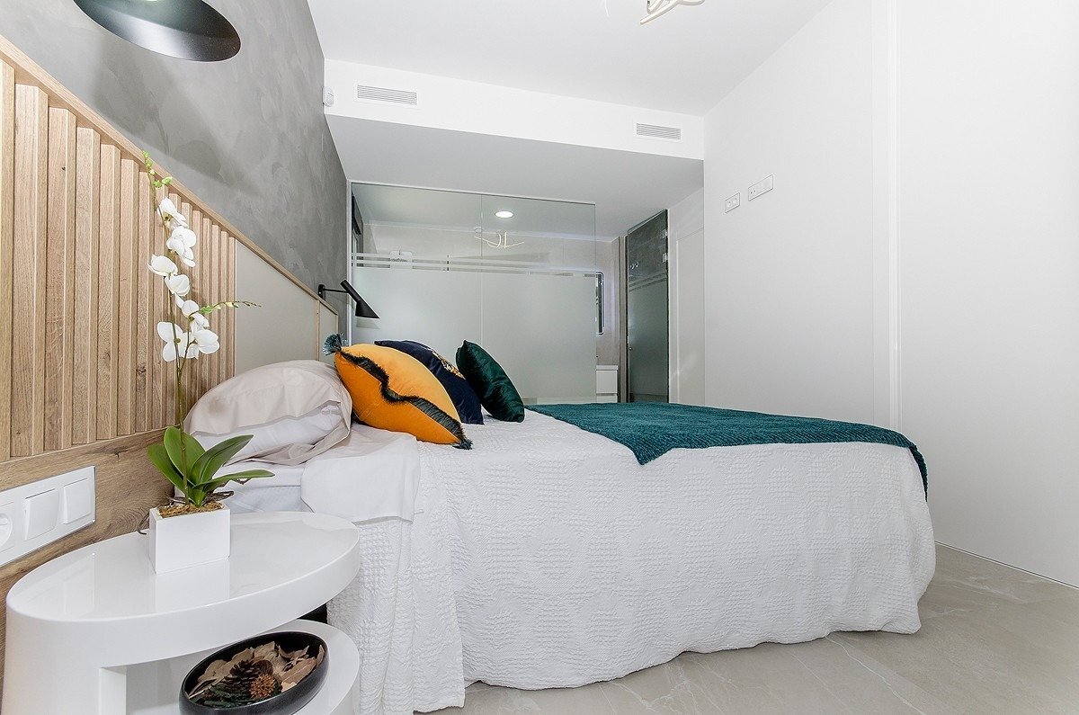 Chalet de obra nueva con piscina privada en San Miguel de Salinas — 3 Dorm.