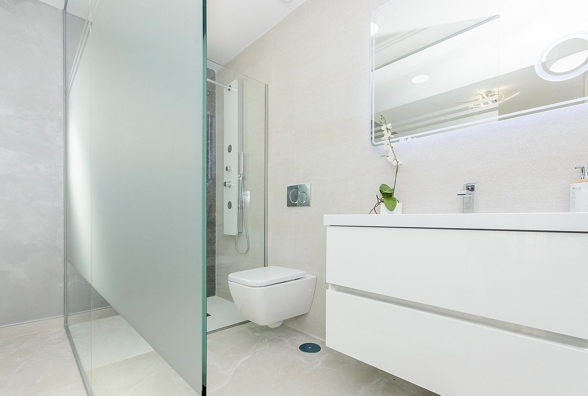 Chalet de obra nueva con piscina privada en San Miguel de Salinas — 3 Dorm.