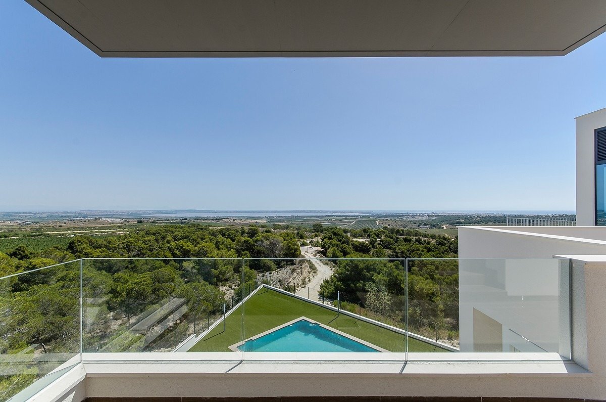 Chalet de obra nueva con piscina privada en San Miguel de Salinas — 3 Dorm.