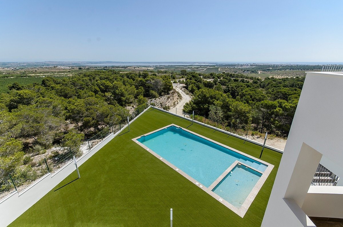 Chalet de obra nueva con piscina privada en San Miguel de Salinas — 3 Dorm.