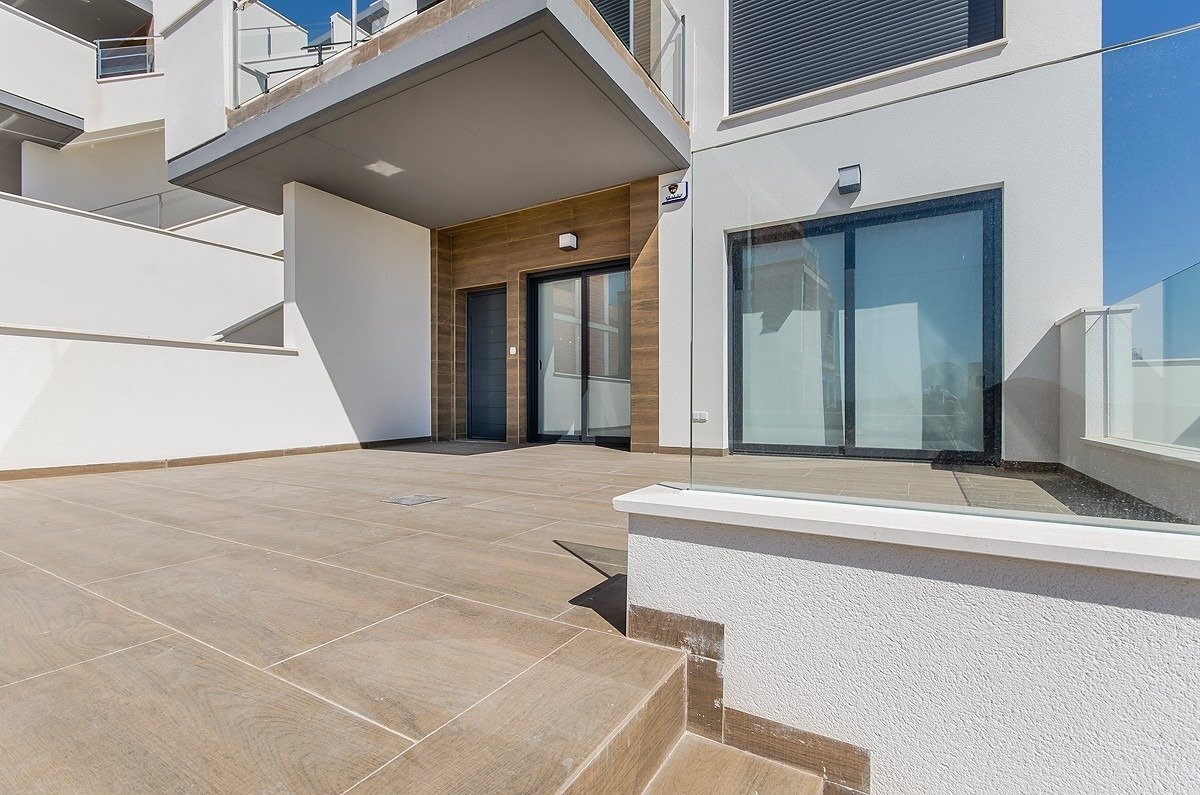 Chalet de obra nueva con piscina privada en San Miguel de Salinas — 3 Dorm.