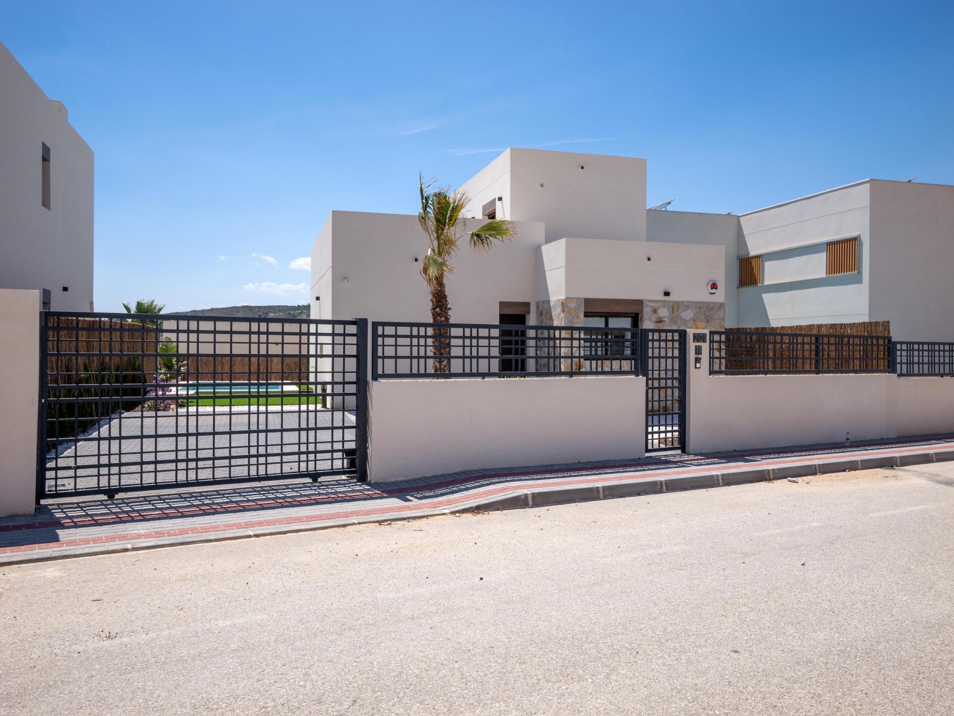 Villa de obra nueva en La Finca Golf, Algorfa – Piscina y diseño moderno