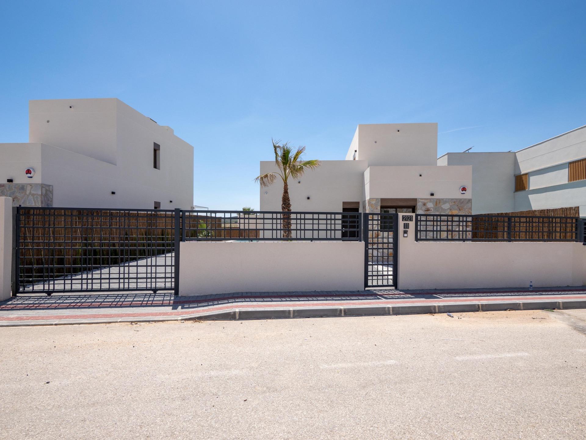 Villa de obra nueva en La Finca Golf, Algorfa – Piscina y diseño moderno