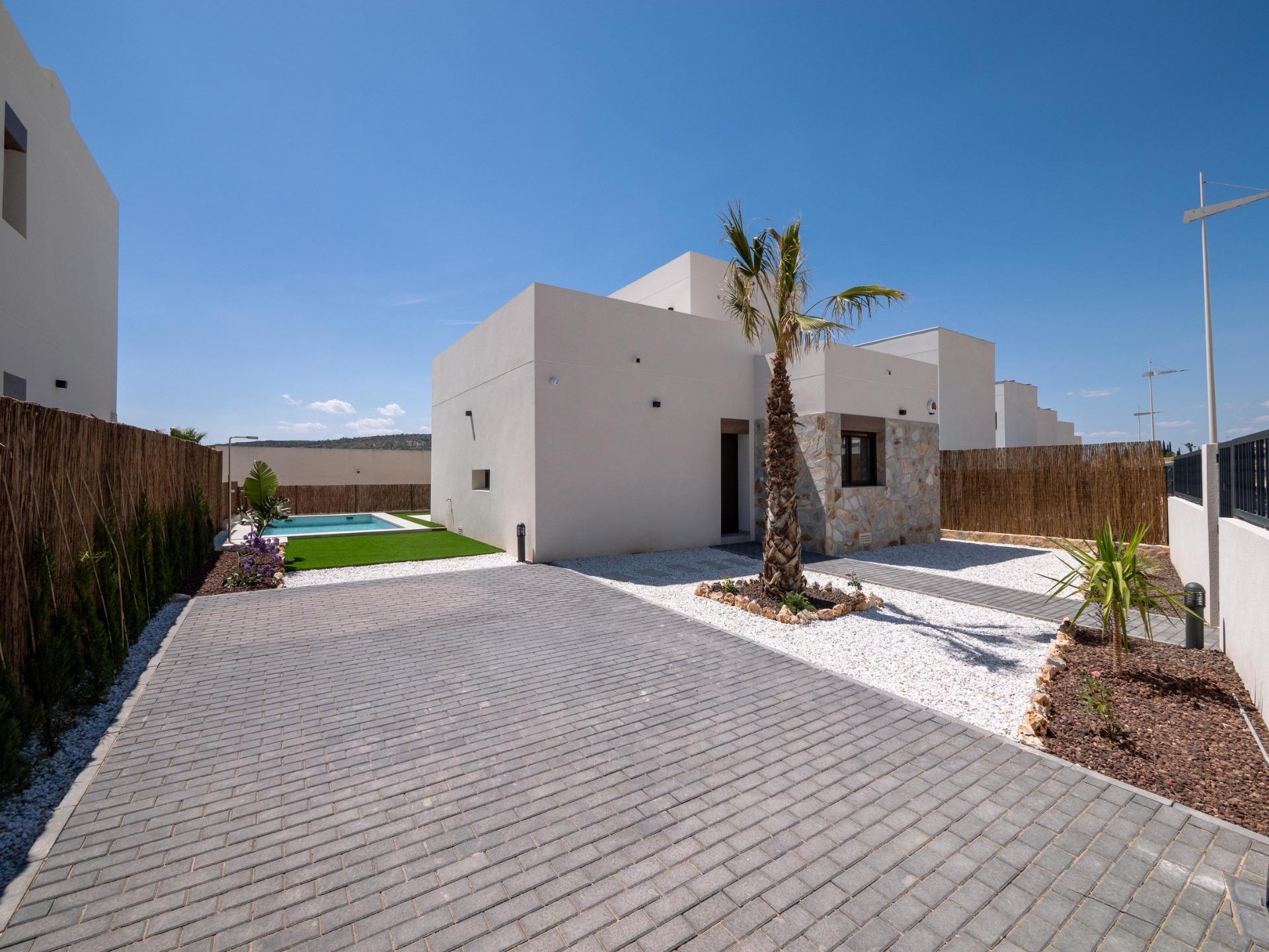 Villa de obra nueva en La Finca Golf, Algorfa – Piscina y diseño moderno