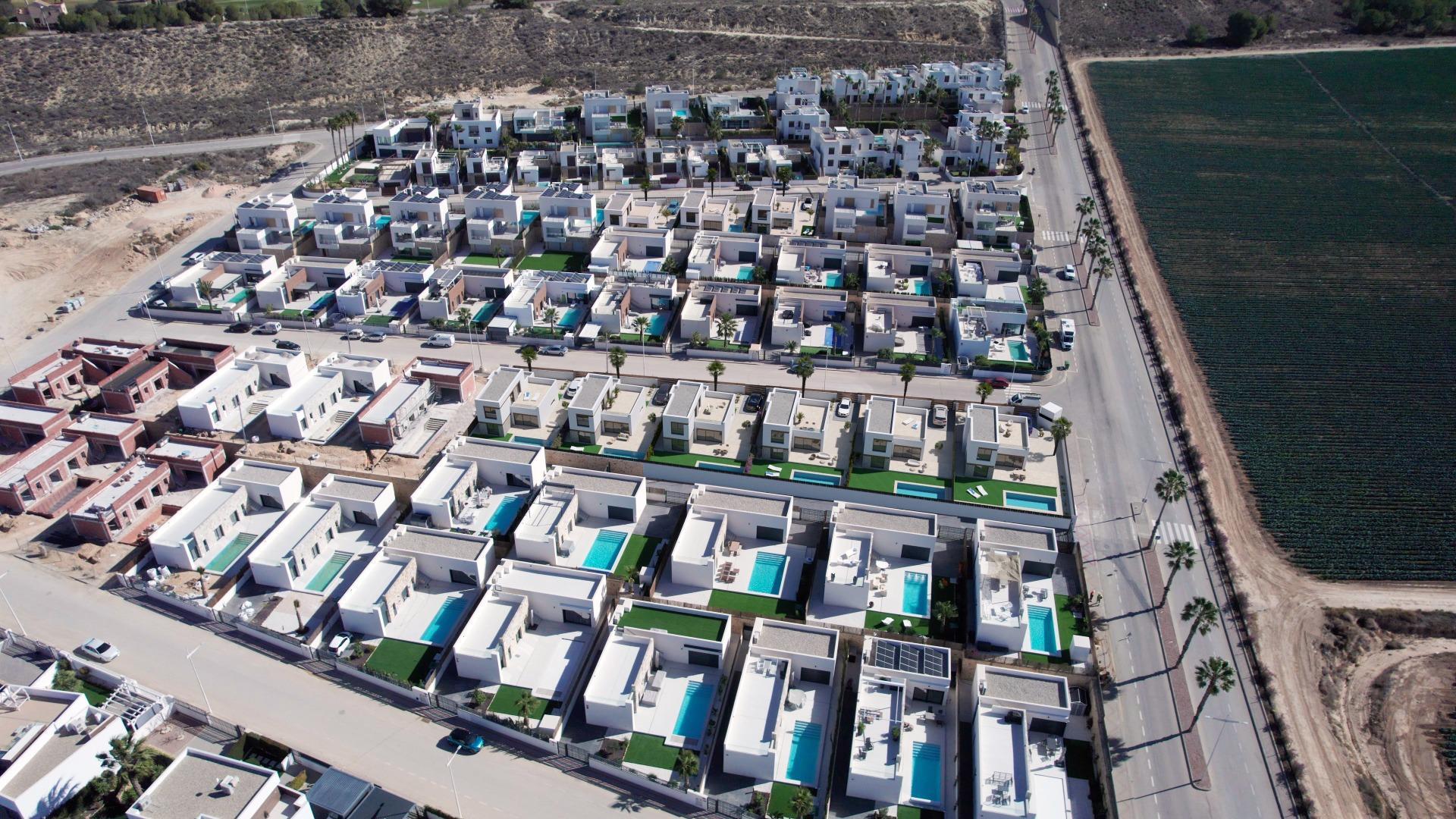 Villa de obra nueva en La Finca Golf, Algorfa – Piscina y diseño moderno