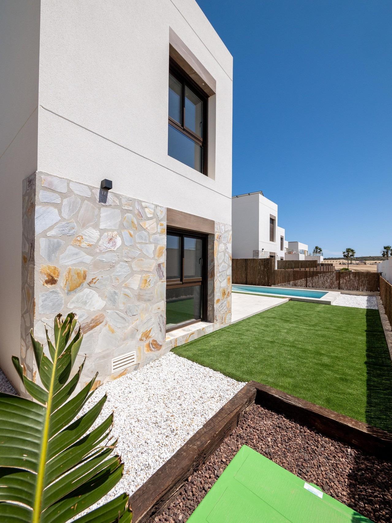 Villa de obra nueva en La Finca Golf, Algorfa – Piscina y diseño moderno