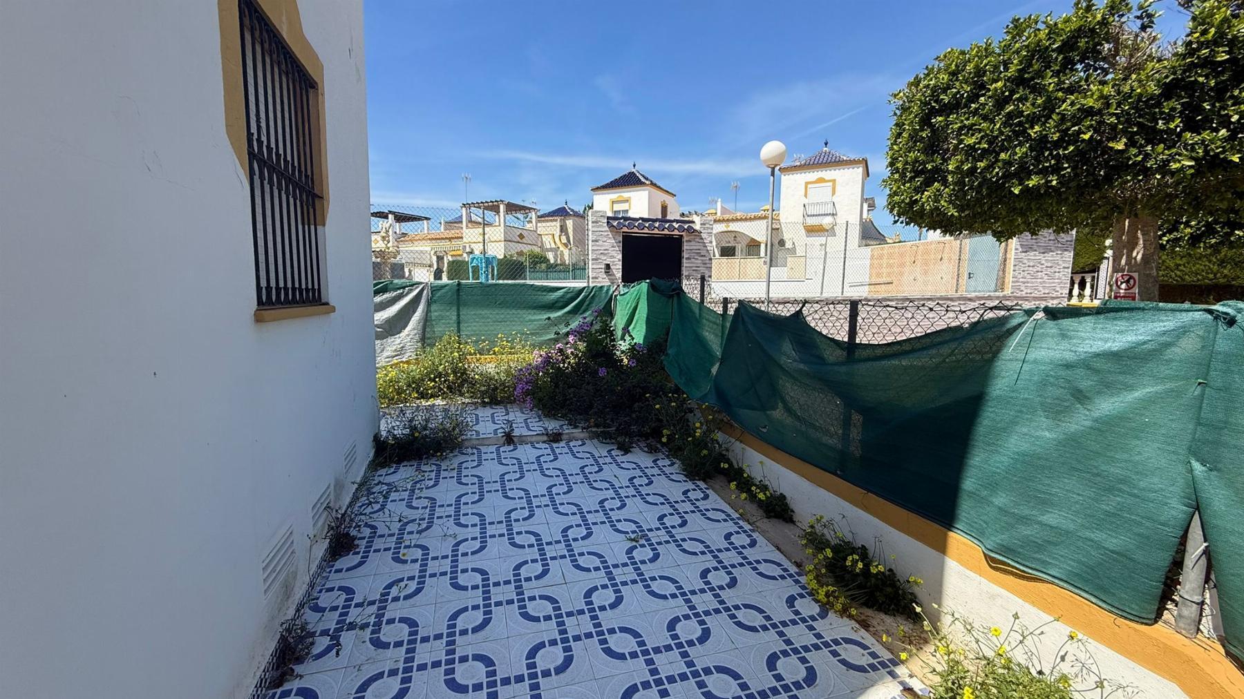 Bungalow de 3 dorm. con jardín y solárium en Los Altos, Torrevieja