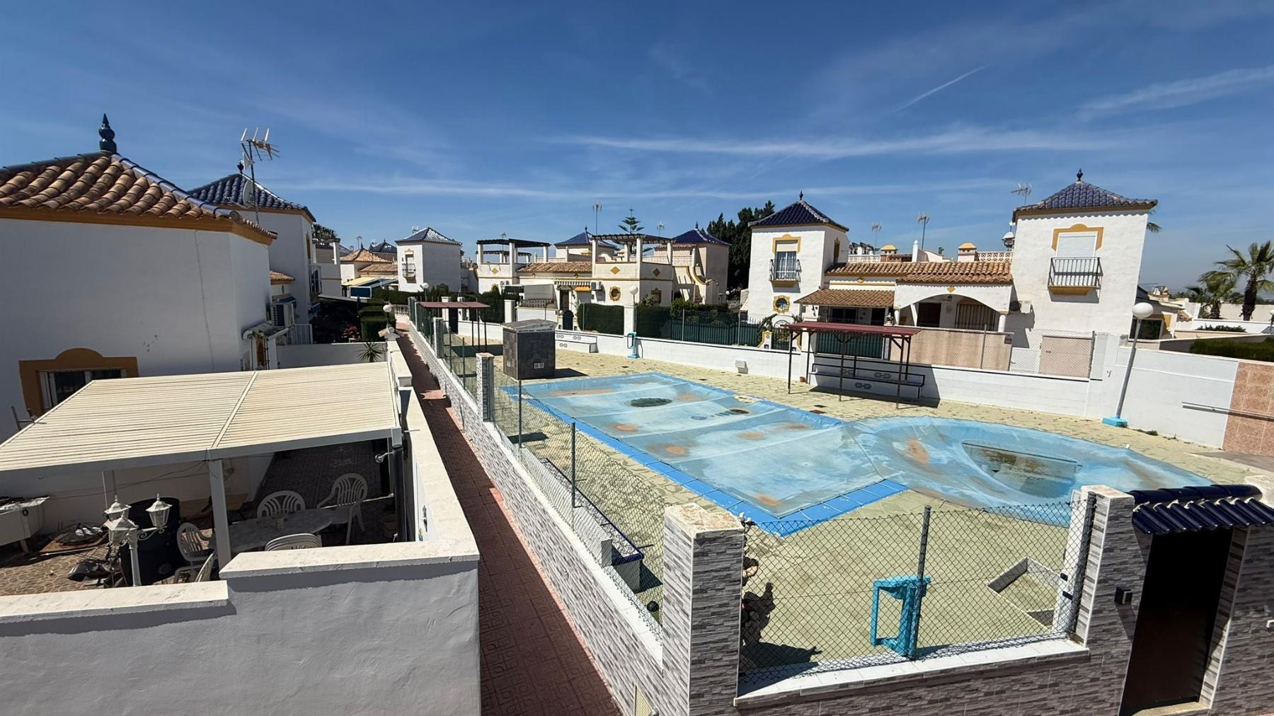 Bungalow de 3 dorm. con jardín y solárium en Los Altos, Torrevieja